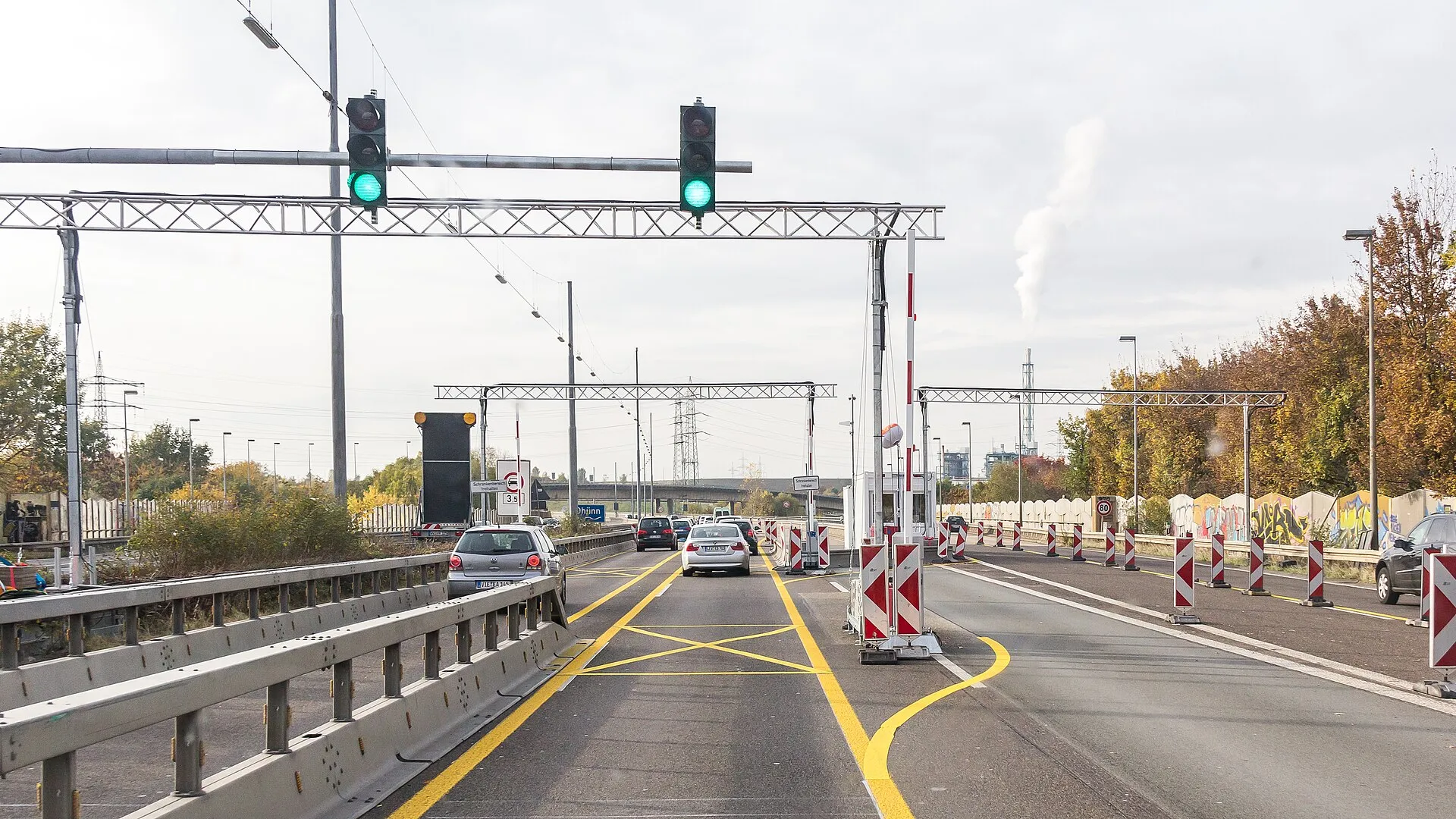 Rheinbrücke Leverkusen - Sperranlagen A1 zur 3,5 t-Gewichtsbeschränkung - auf Leverkusener Seite mit Fahrrichtung Köln (Westen) Foto: Ampel- und Schrankenanlage