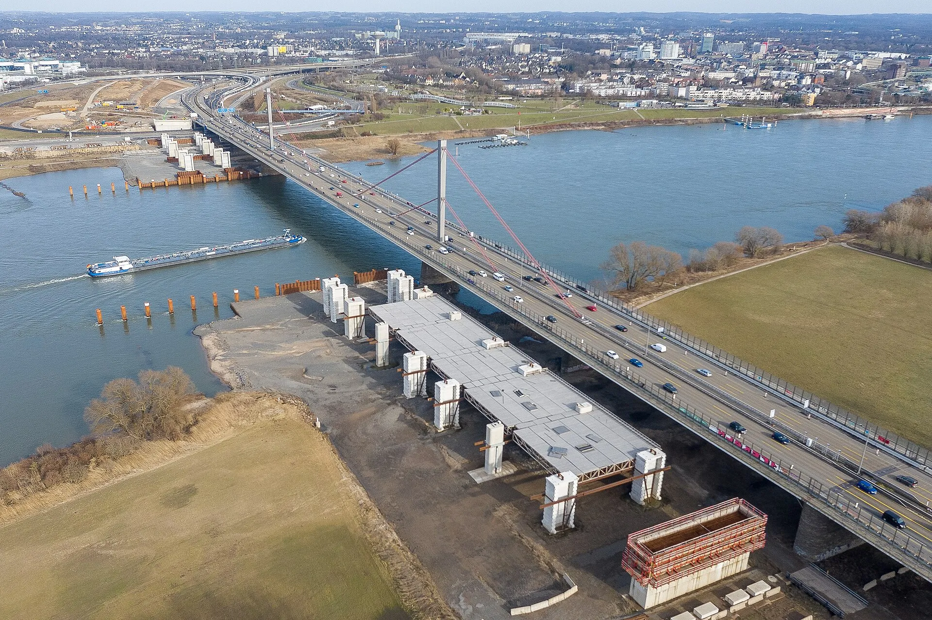 Rheinbrücke Leverkusen und Neubau (links) während des Baustopps im Februar 2021, Blick in Richtung Leverkusen