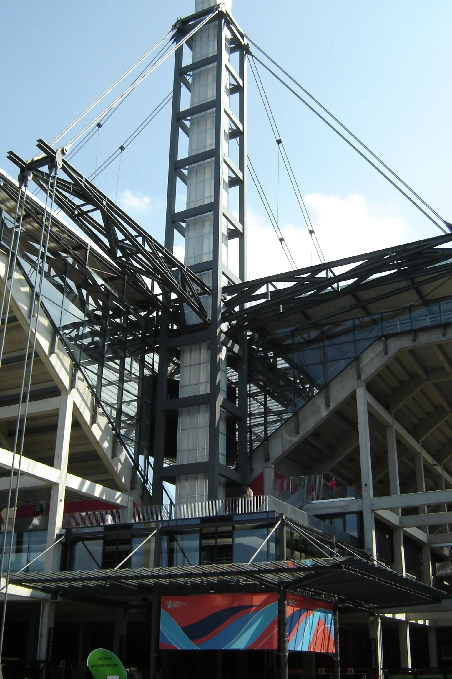 Jeden ze čtiř dominantních sloupů stadionu v Kolíně nad Rýnem - Köln Stadion (Rhein Energie Arena) Autor : Wikipedista: Koky .