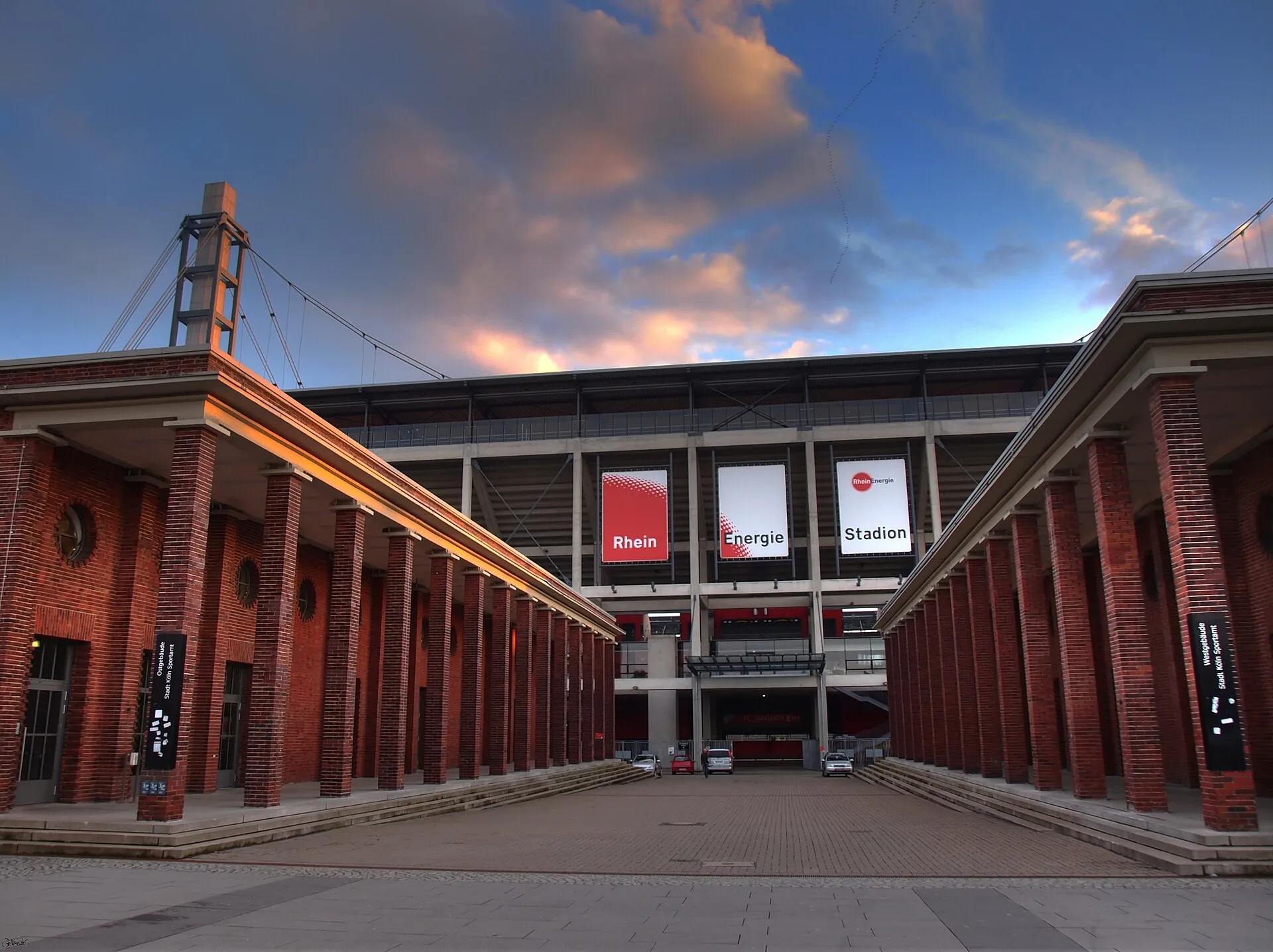 RheinEnergieStadion (Müngersdorfer Stadion) Nordseite Nahaufnahme HDR, die sogenannten Abelbauten