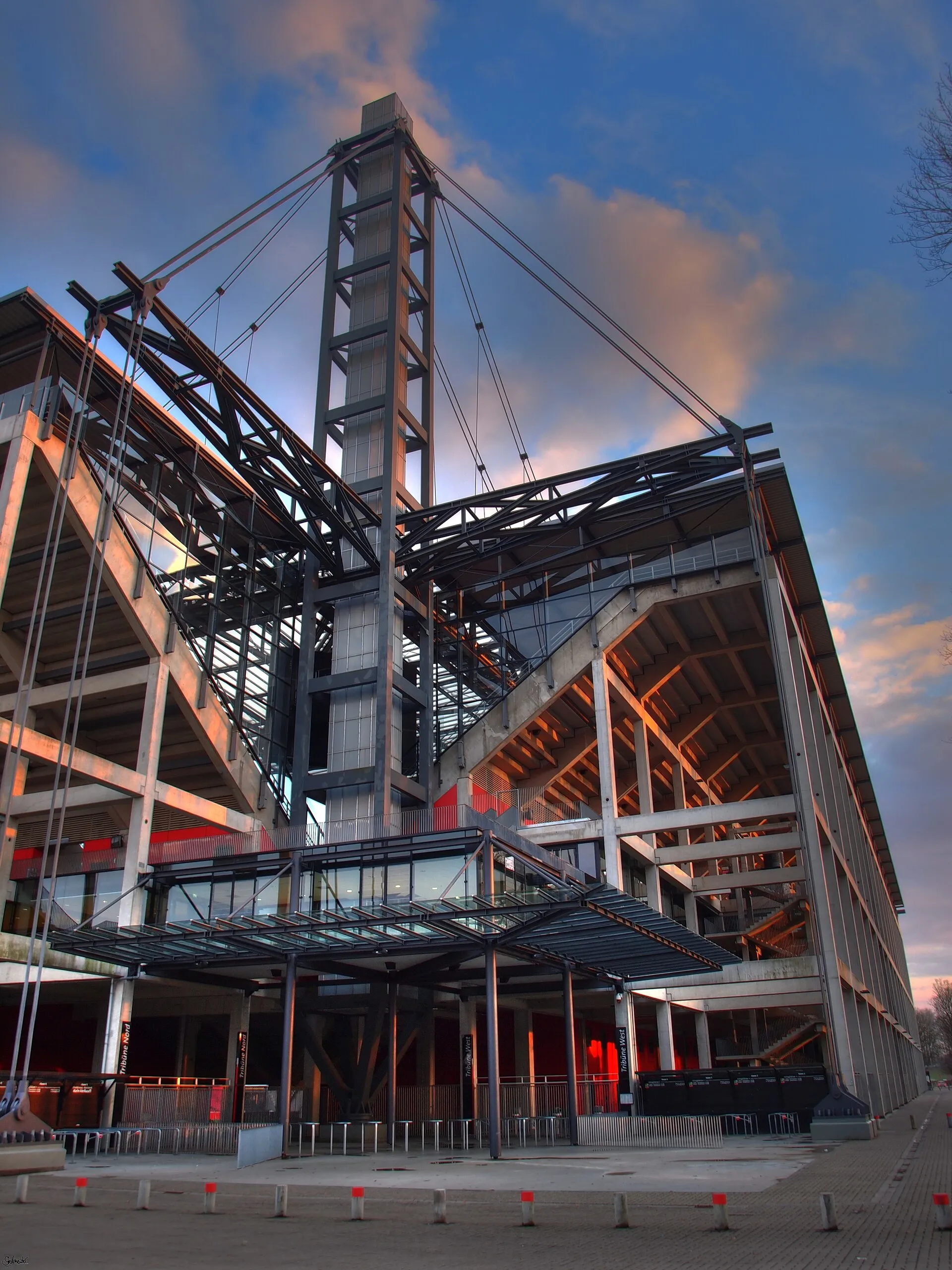 RheinEnergieStadion (Müngersdorfer Stadion) nordwestlicher Eckpfeiler HDR