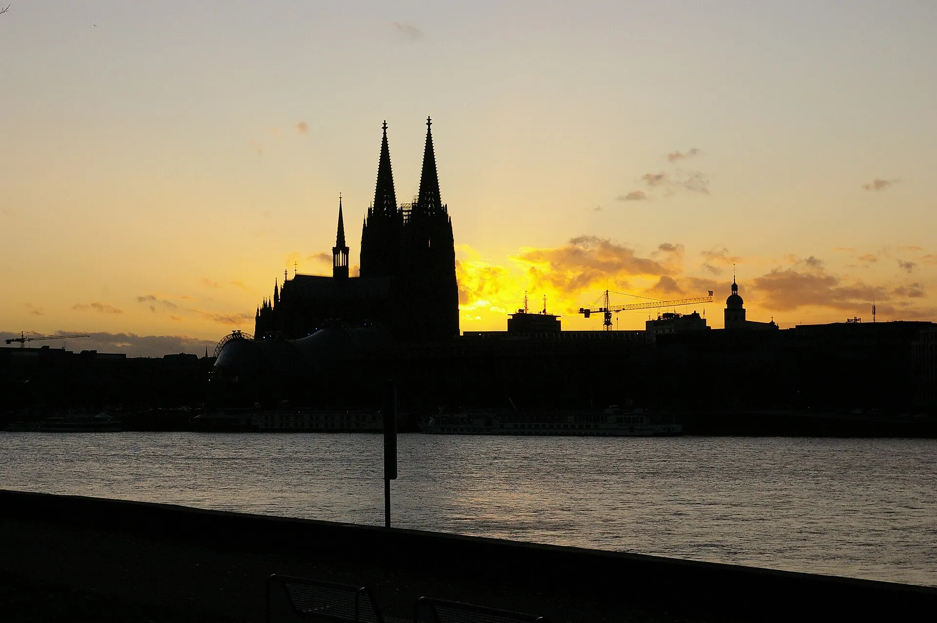 Kölner Dom bei Sonnenuntergang