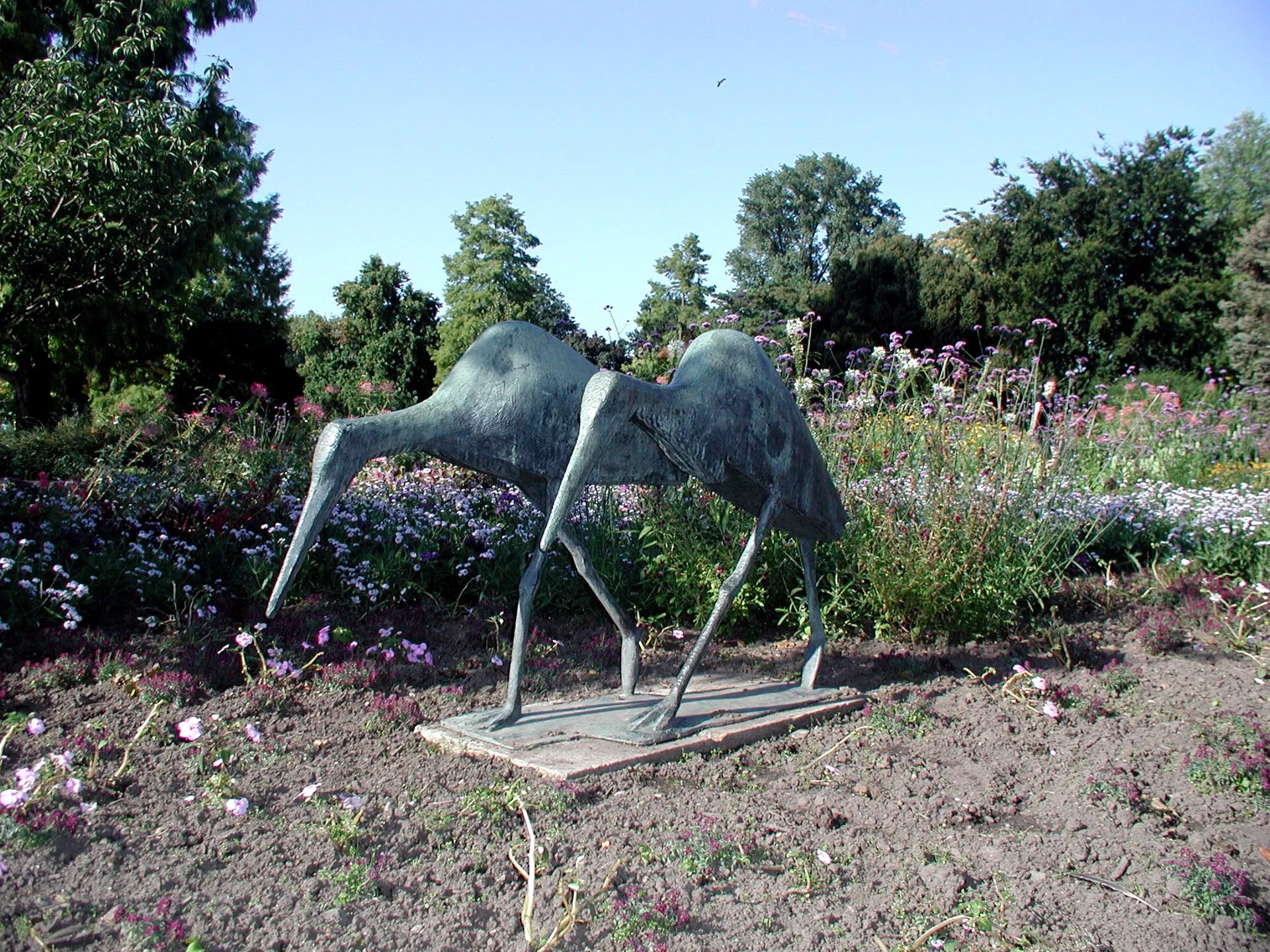 Skulptur "Zwei Störche" von Philipp Harth, im Kölner Rheinpark
