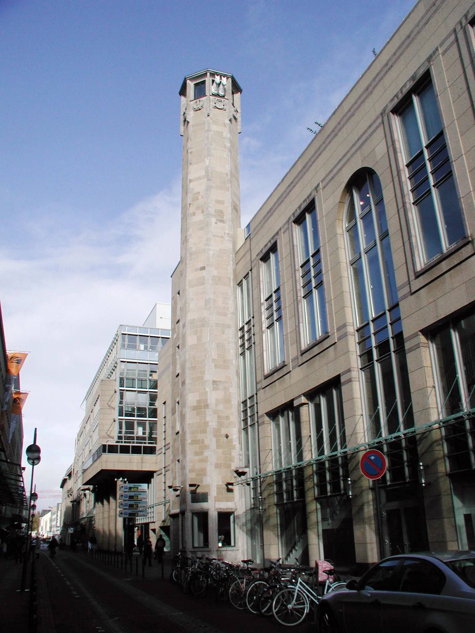 Richmodisturm Köln. 1958 ersetzt man die im Krieg zerstörten Köpfe durch Skulputren des Bildhauers "Müller-Maus".