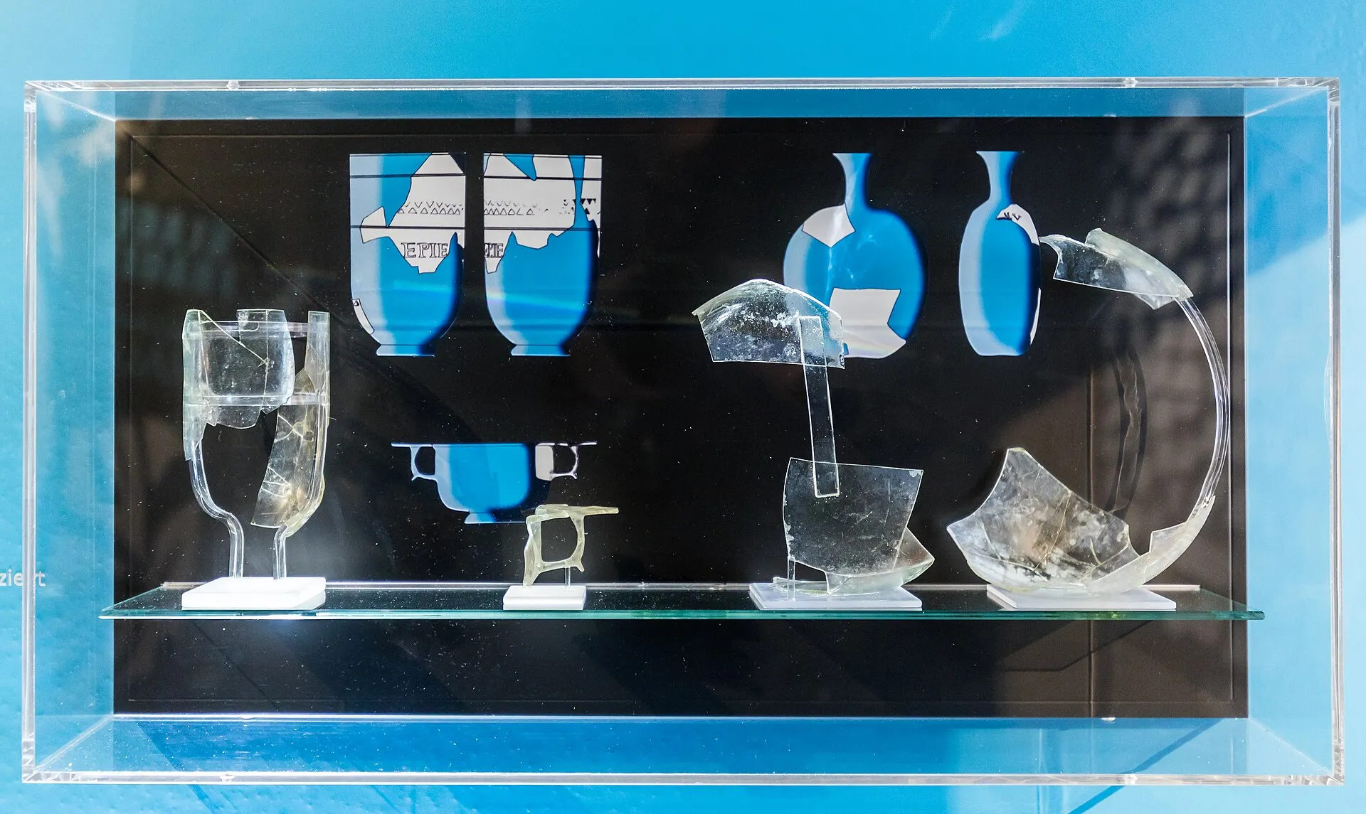 Grabkammer Römergrab Köln-Weiden. Ausstellungsstücke im Wärterhaus: Fragmente von Trinkgefäßen und Salbflaschen (Flakons), zum Teil verziert