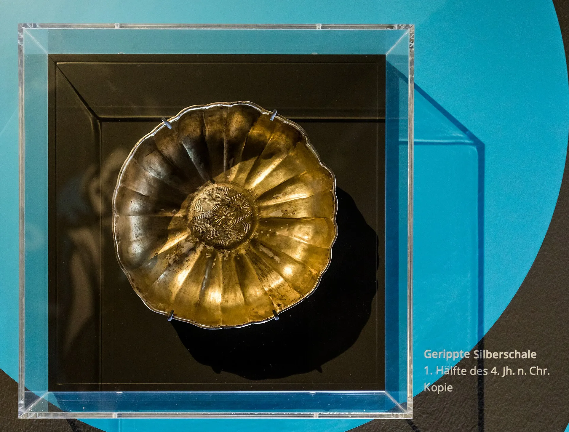 Grabkammer Römergrab Köln-Weiden. Ausstellungsstücke im Wärterhaus: Gerippte Silberschale, 1. Hälfte des 4. Jahrhunders nach Christus, Kopie