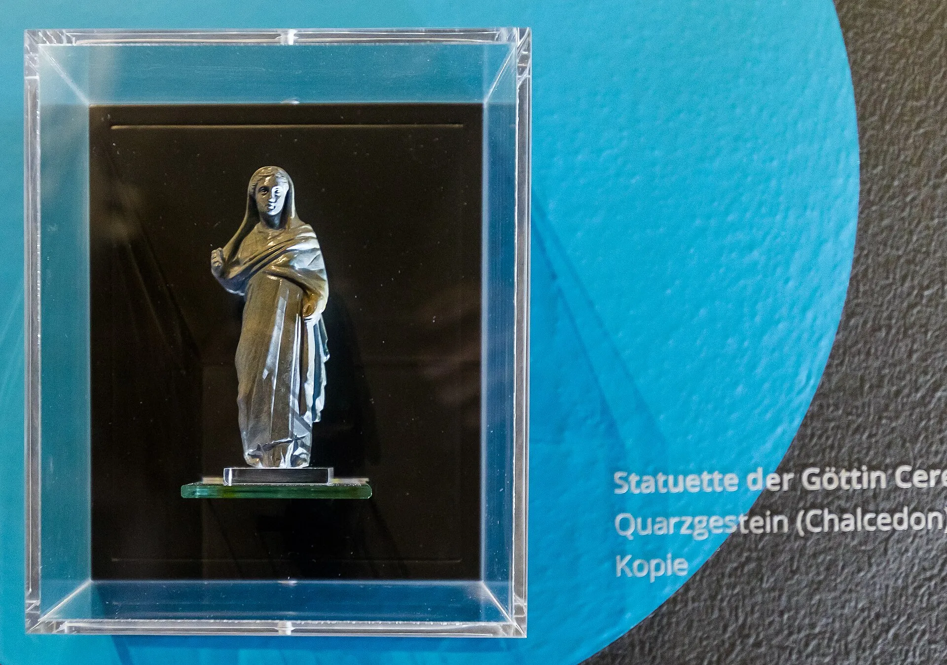 Grabkammer (Römergrab) Köln-Weiden. Ausstellungsstücke im Wärterhaus: Statuette der Göttin Ceres, Quarzgestein (Chalcedon), Kopie