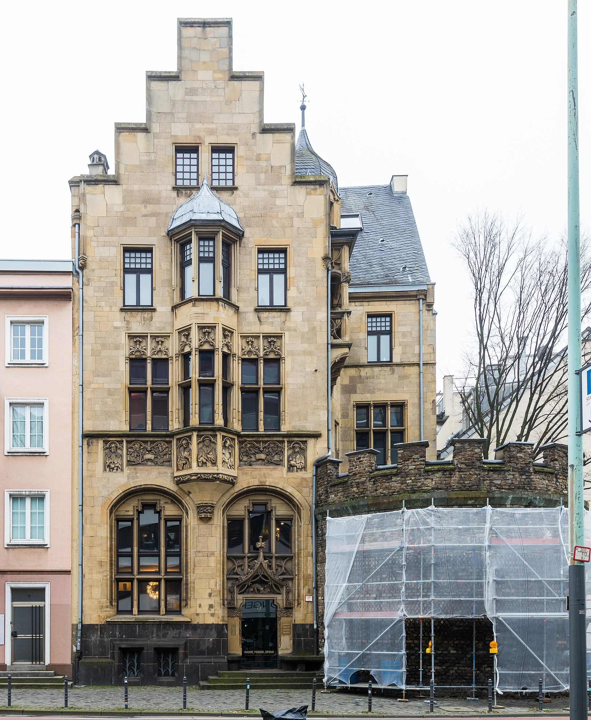 Wohnhaus Zeughausstraße 13 und Römerturm (für eine Removierung eingerüstet), Köln