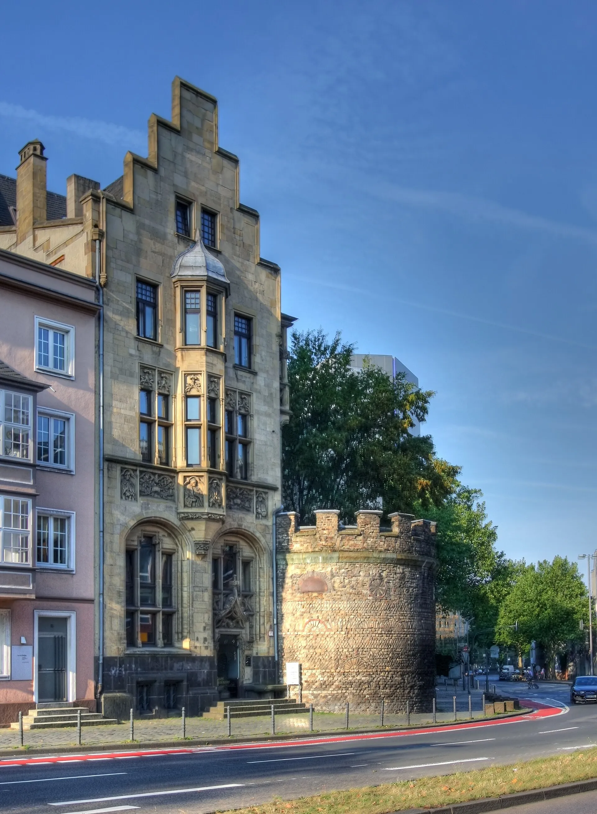 Römerturm an der Zeughausstraße, Köln. Links daneben ein neugotisches Wohnhaus: Architekt: Carl Moritz, Baujahr 1898.