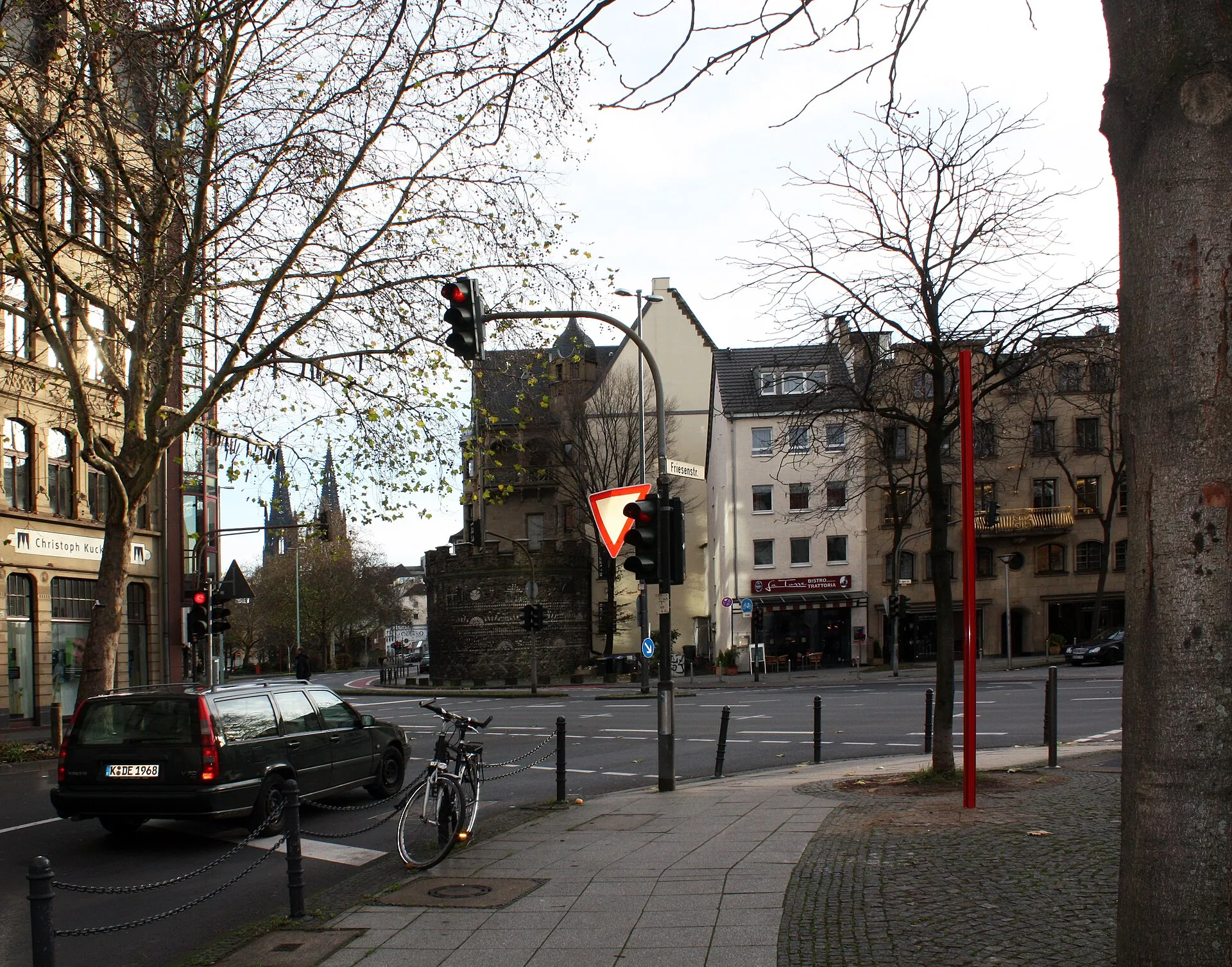 Köln, Ecke Friesenstraße . Blick zu Römermauer - und Turm sowie der St. Apern Straße