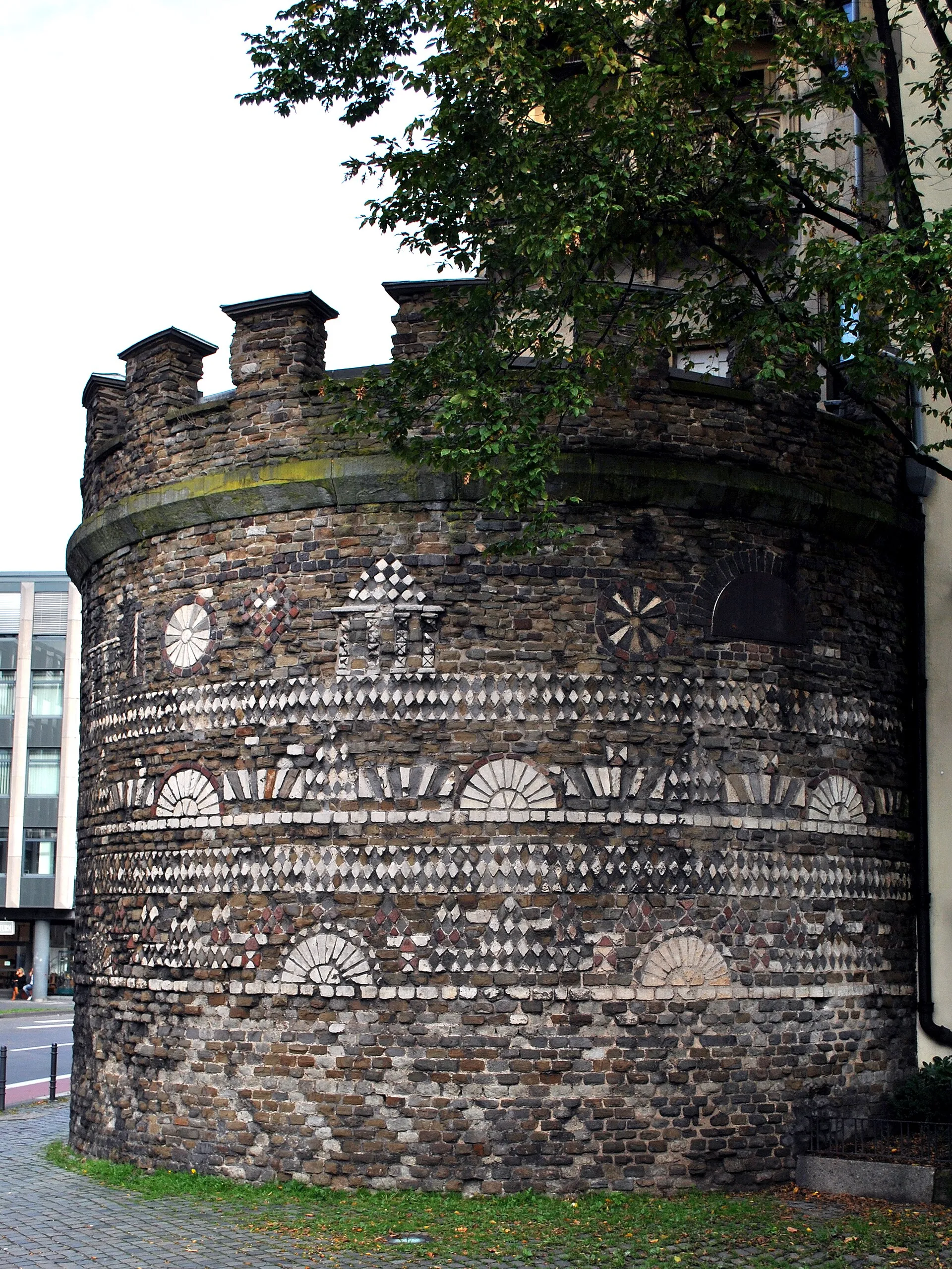 Sog. "Römerturm" der römischen Stadtmauer der CCAA