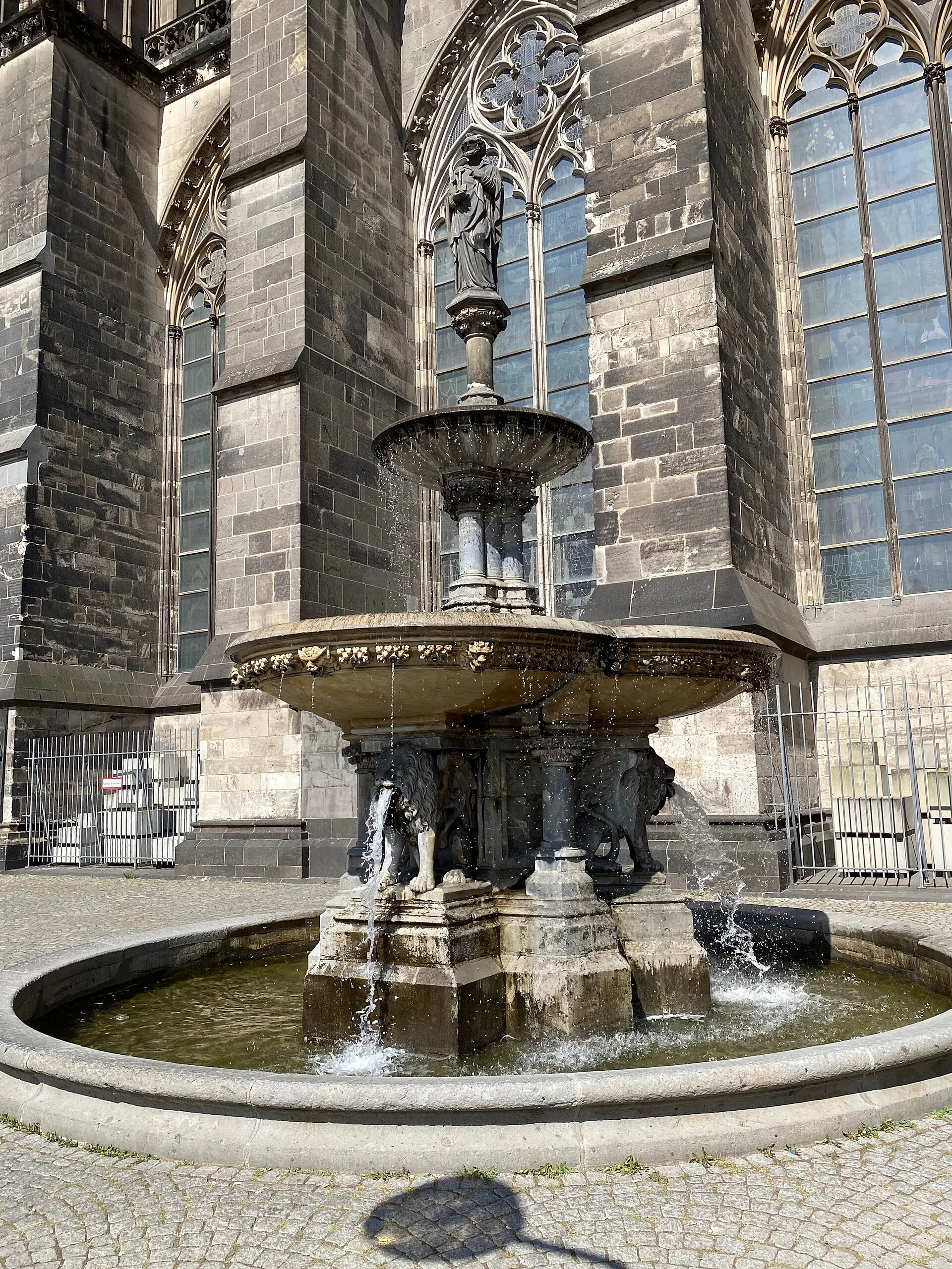 Papstterrasse: Der Petrusbrunnen am Roncalliplatz (Foto: 2010)