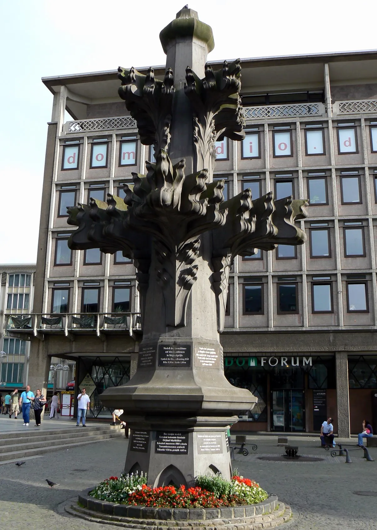 Nachbildung der Kreuzblumen des Doms (Foto: 2007)