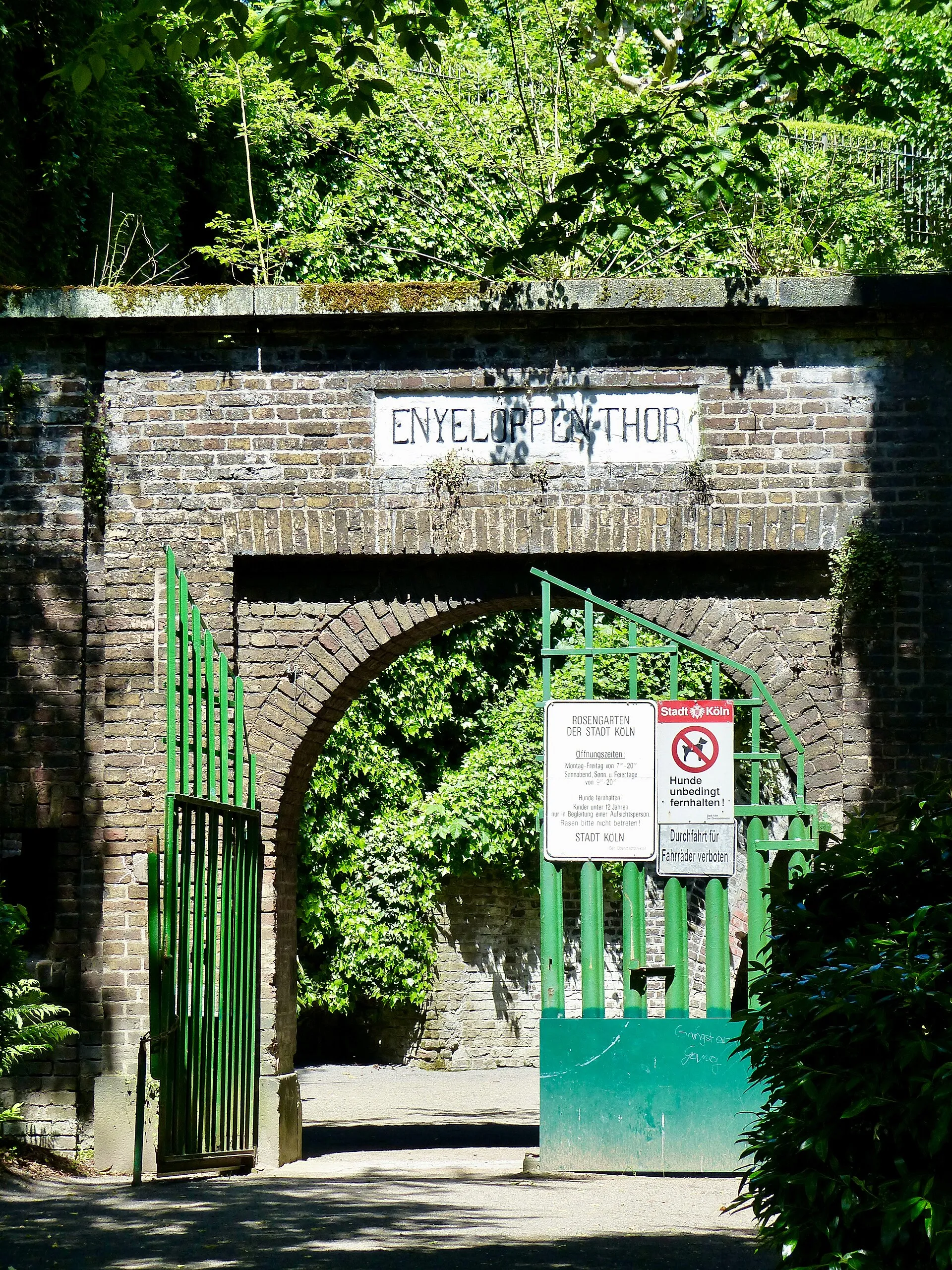 Fort X des Inneren Festungsrings in Köln-Neustadt Nord, Neusser Wall: Enyeloppen Thor - Eingang zum Rosengarten der Stadt Köln