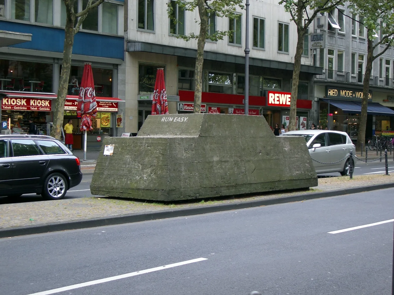 Skulptur Ruhender Verkehr, Blick von Nordwesten von Wolf Vostell (1969) am Hohenzollernring in Köln.