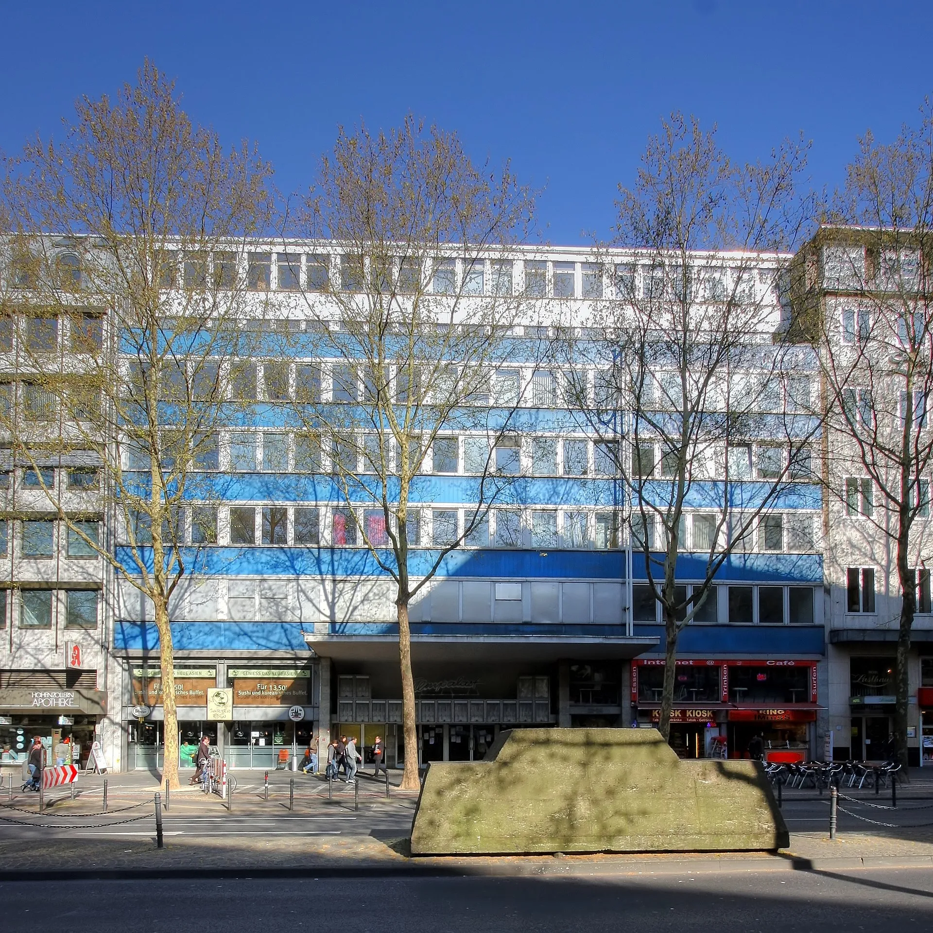 Ufa Filmpalast, Hohenzollernring 22-24, Köln. Architekt: Wilhelm Riphahn, Baujahr: 1931 Im Vordergrund: Plastik „ Ruhender Verkehr “ von Wolf Vostell