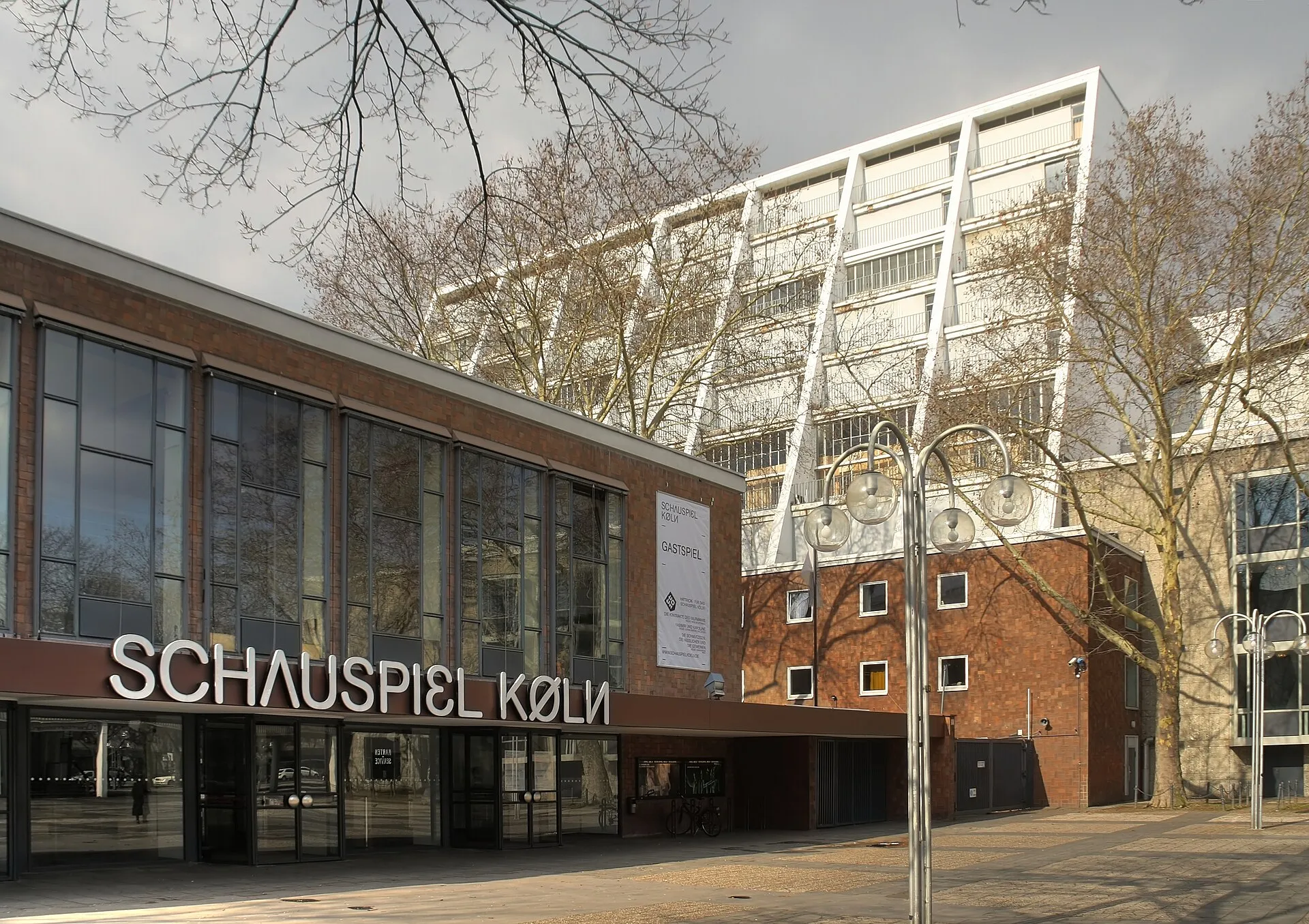Schauspiel Köln, im Hintergrund die Oper Köln. Architekt beider Gebäude: Wilhelm Riphahn