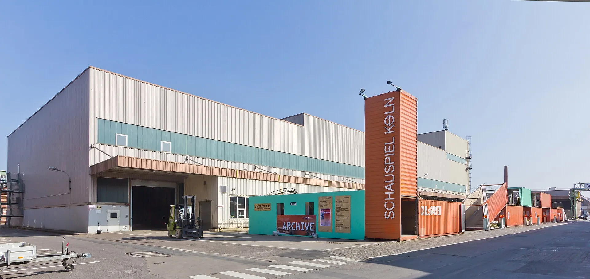 Ausweichspielstätte Depot 1 und Depot 2 im Carlswerk mit vorgelagertem „Carlsgarten“, im März 2014
