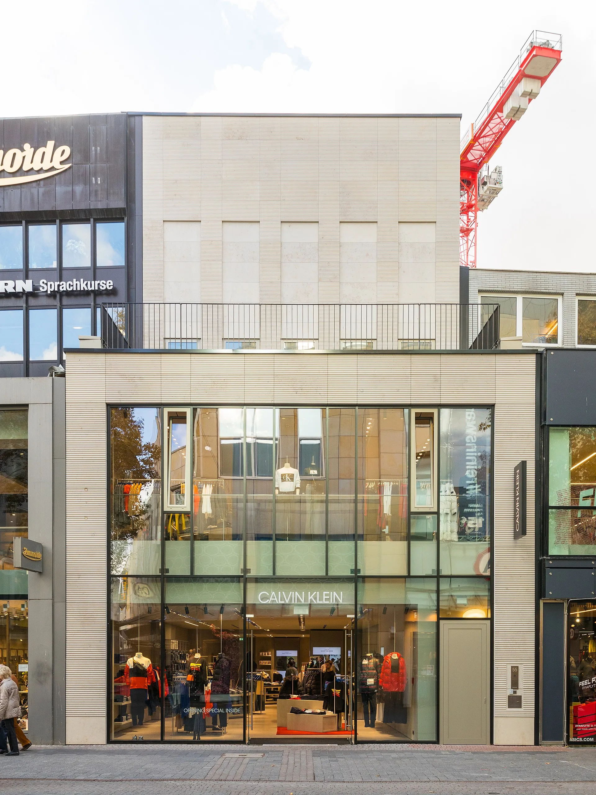 Geschäftshaus Schildergasse 55, Köln. Ladenlokal im Erdgeschoss: Calvin Klein. Das Gebäude wurde 2018 errichtet.