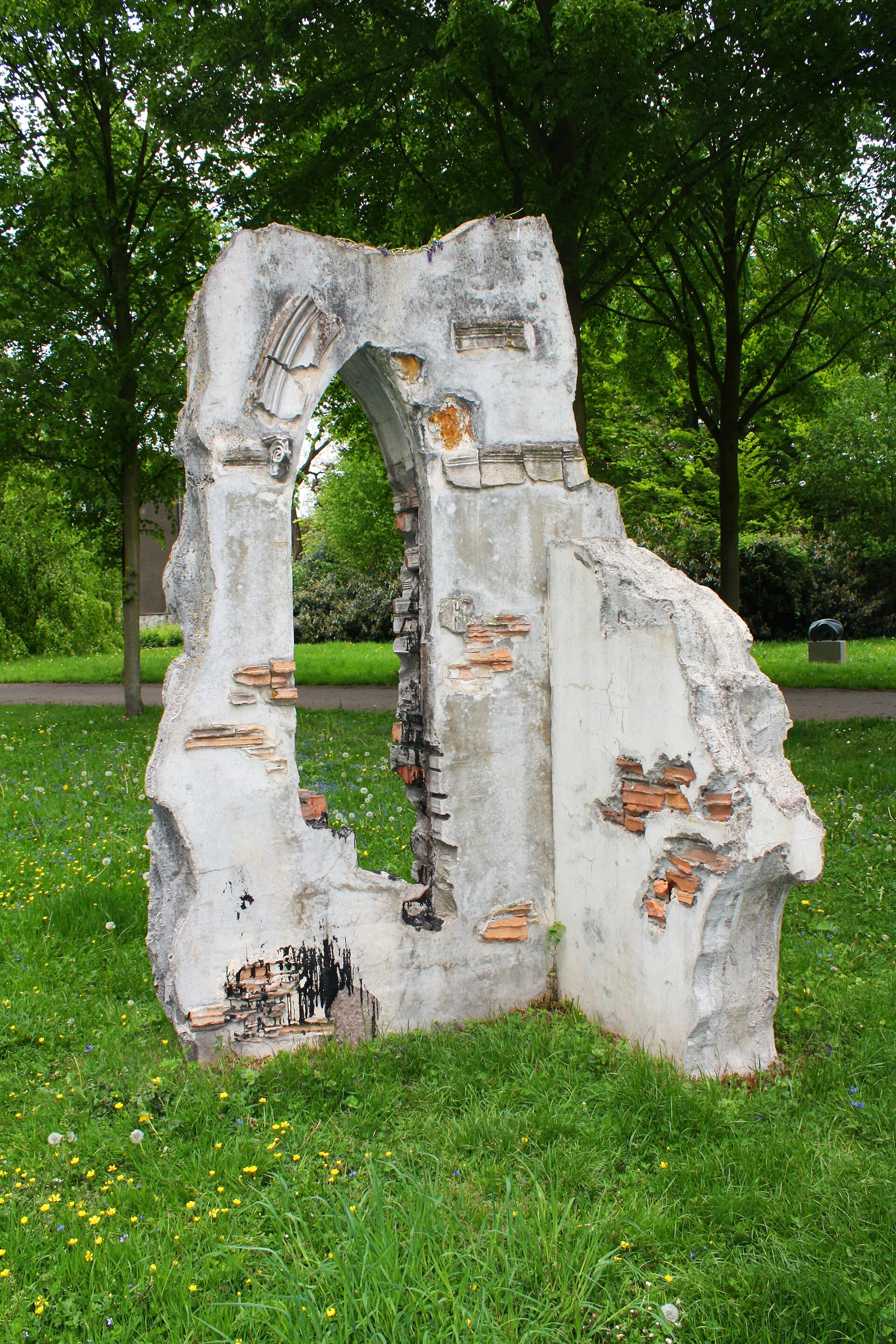 Schlosspark Köln-Stammheim. Linda Cunningham, "Remnants" (Überbleibsel). 1997/2005. Beton, Stein, Ruinenreste, Acrylglas