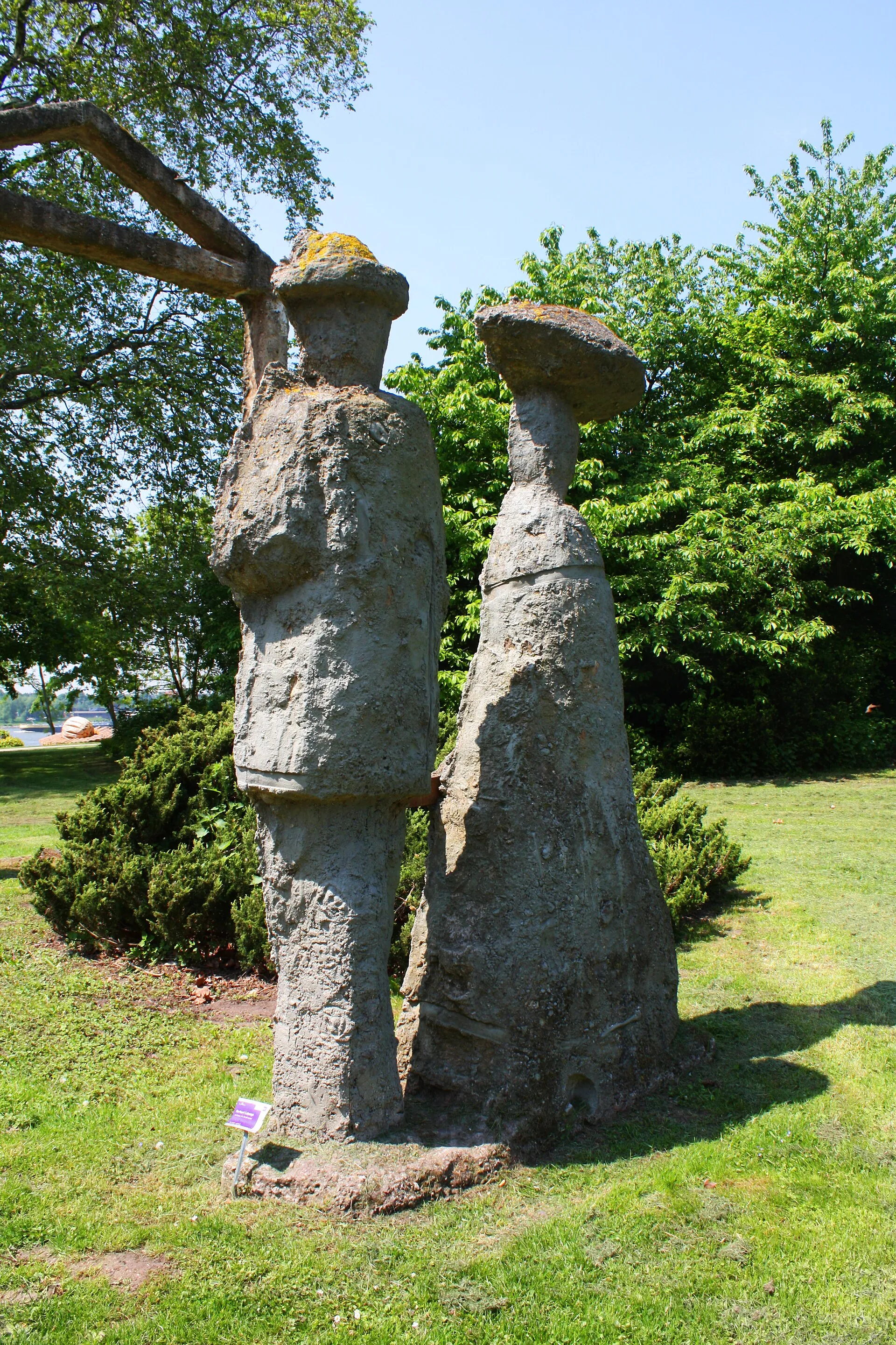 Schlosspark Köln-Stammheim. Herbert Labusga, Schloss mit Grafenpaar, 2004 Beton, Stahl