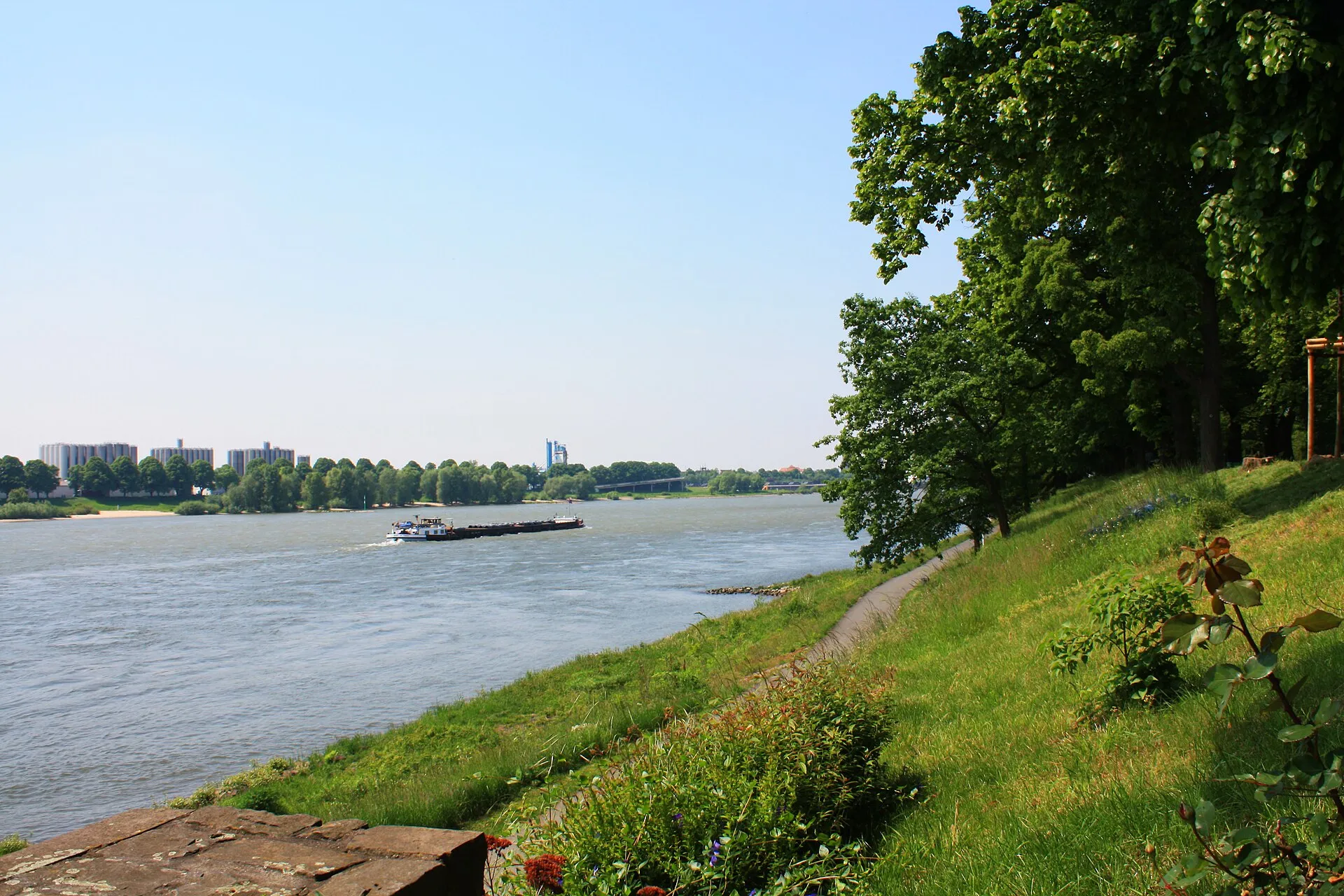Schlosspark Köln-Stammheim, Stammheimer Ufer Richtung Flittard