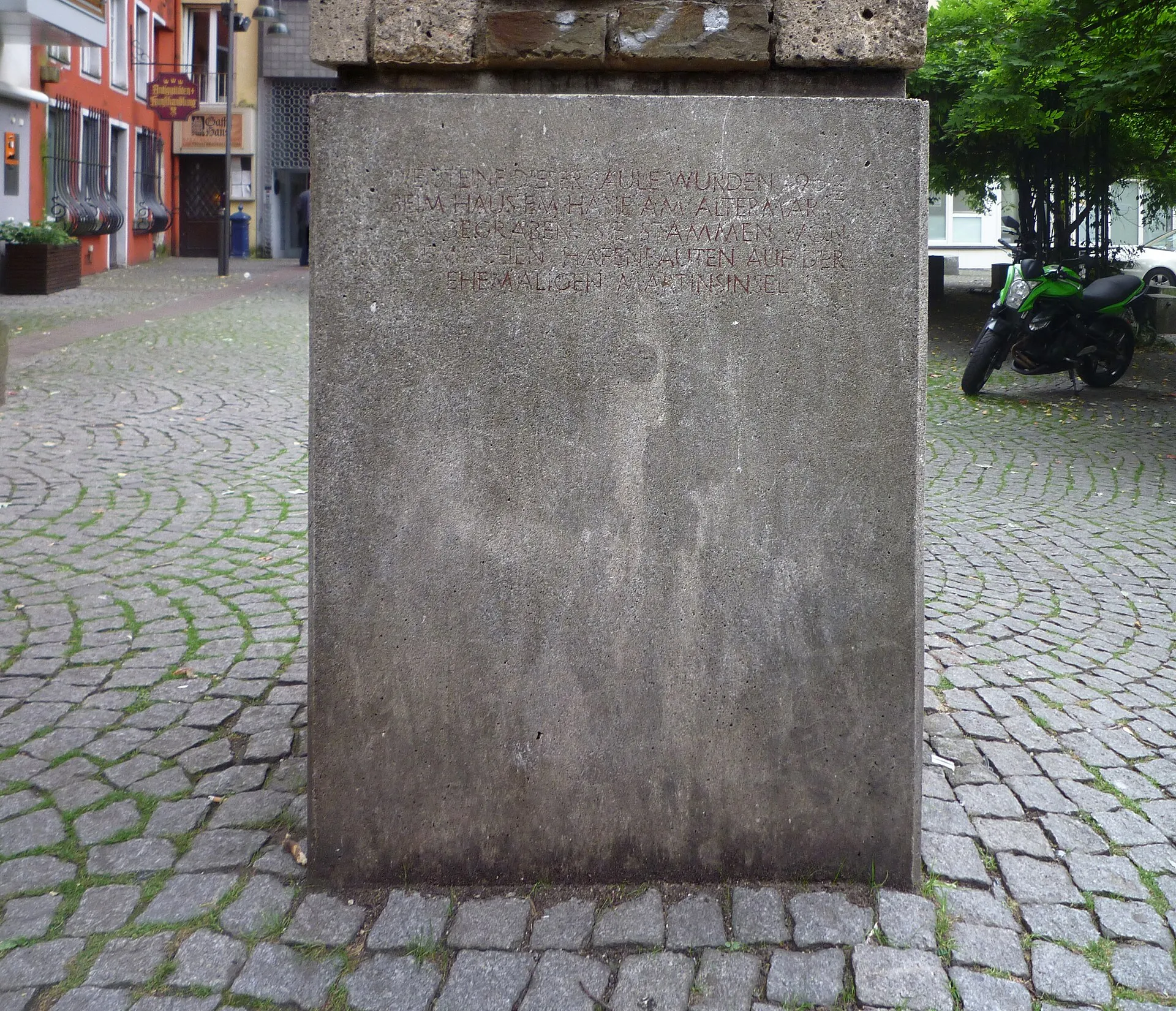 "Schmitz-Säule" inscription of the eastside of the column, on the place infront of the church "Groß Sankt Martin", Cologne