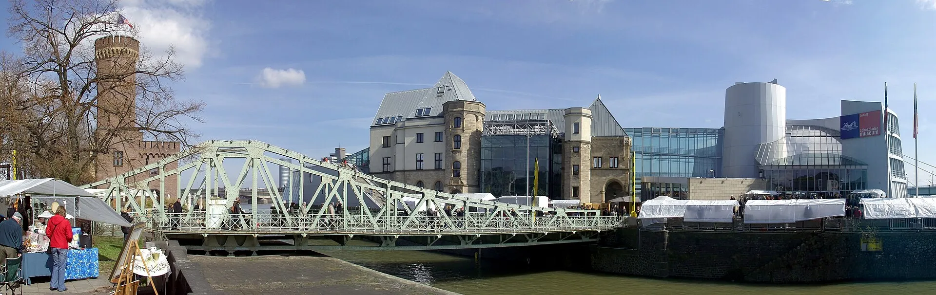 Swing brigde over Rheinauhafen , Imhoff-Schokoladenmuseum