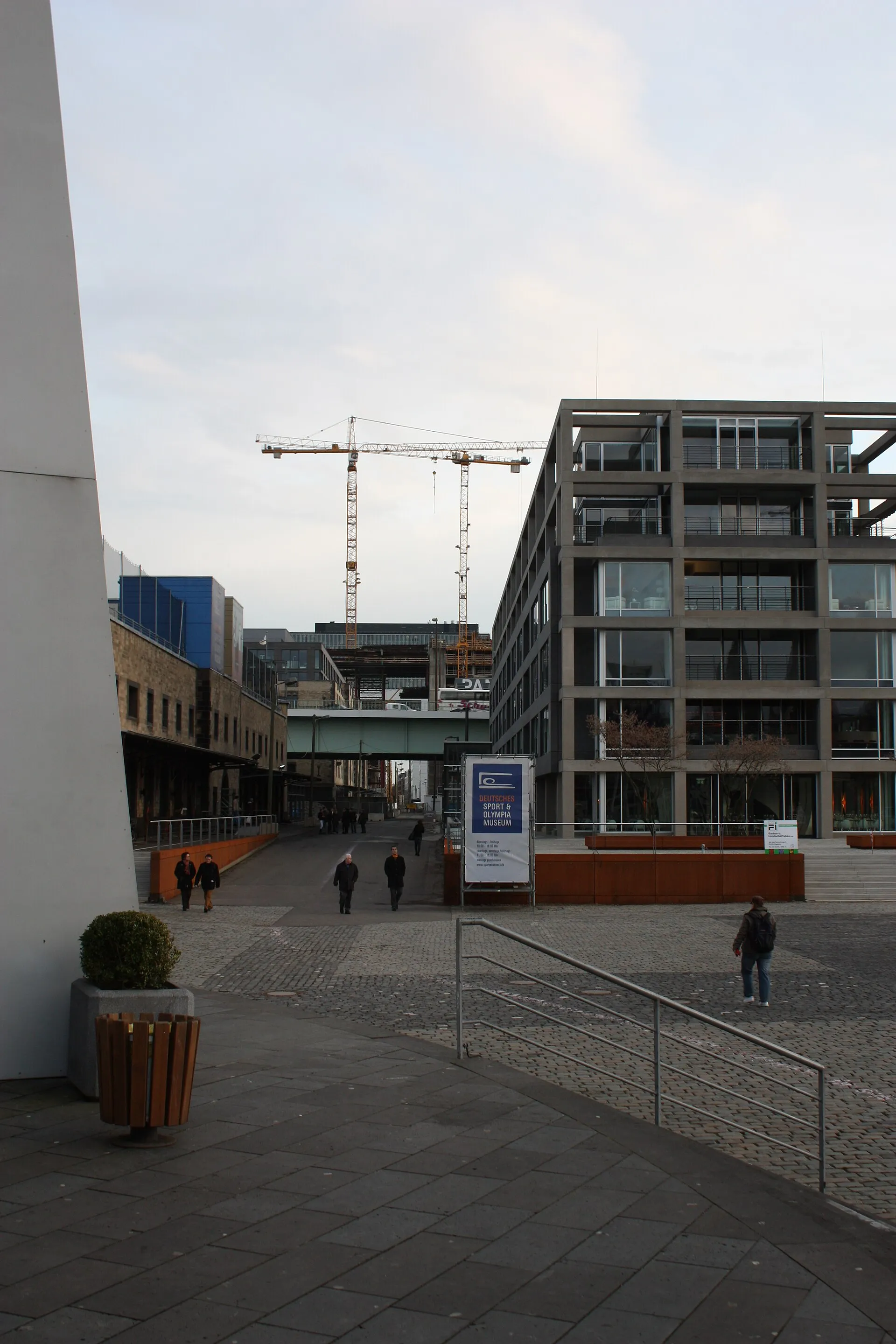 Köln, März 2009, Blick vom Schokoladenmuseum auf die Kranhausbaustellen