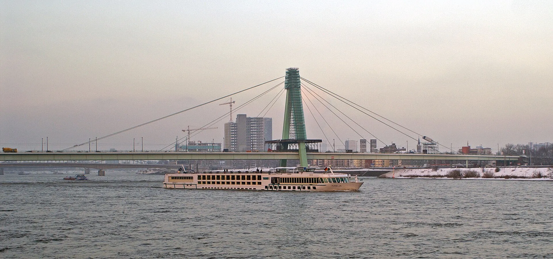 Die Aurelia auf Fahrt unterhalb der Severinsbrücke in Köln.