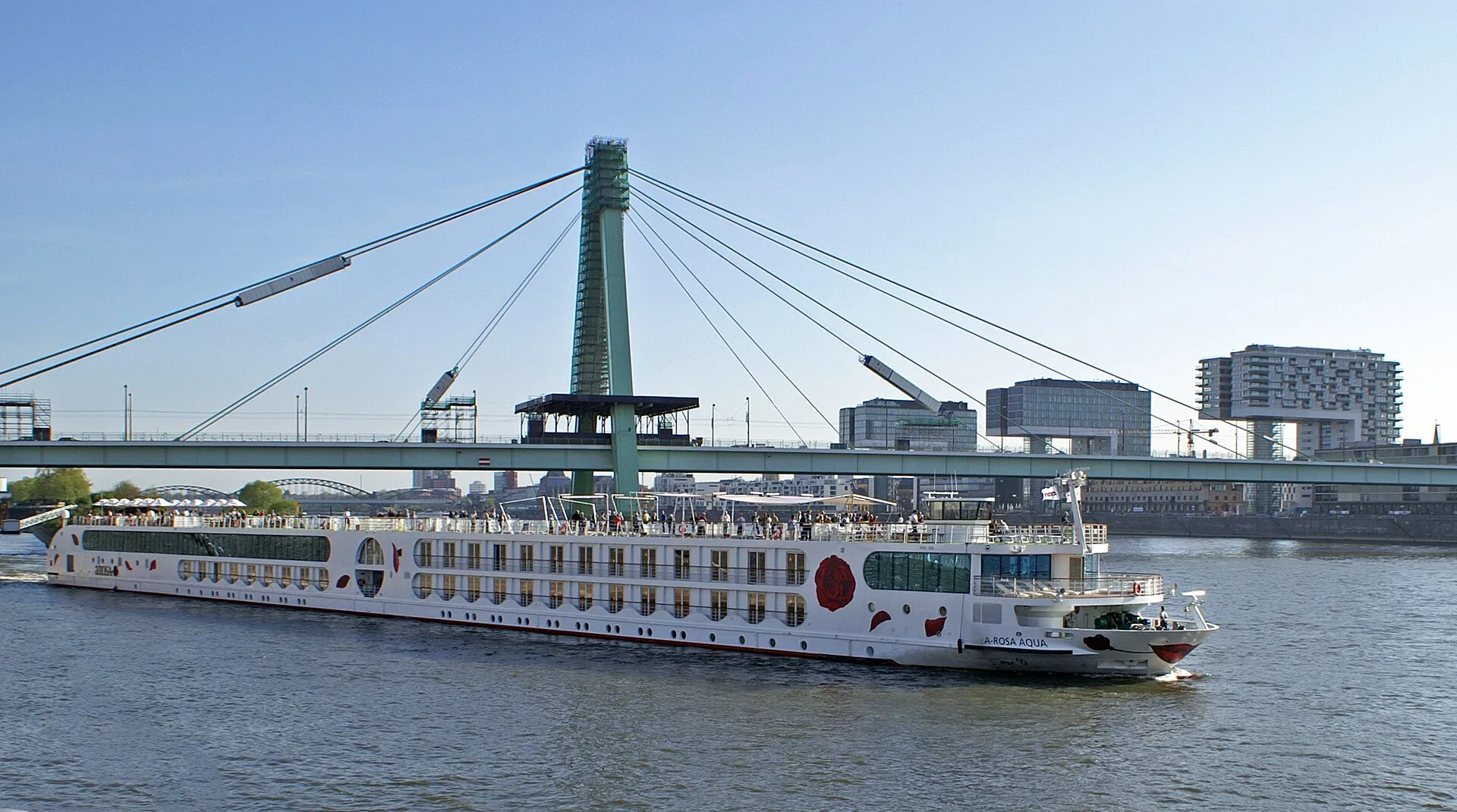 Flusskreuzfahrtschiff A-Rosa Aqua kurz nach dem Ablegen in Köln.