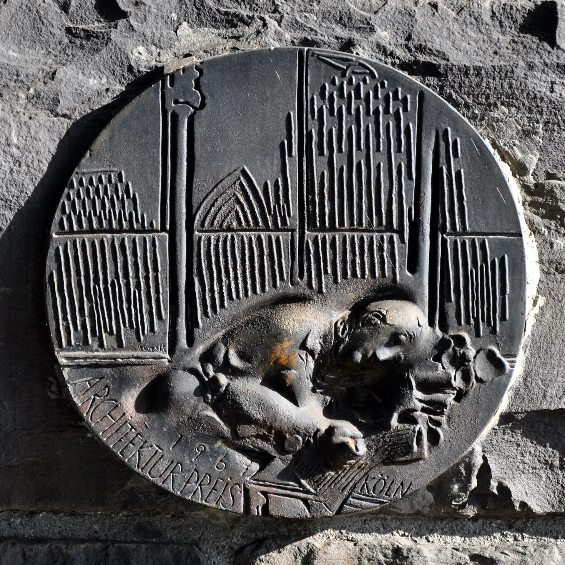 Plakette zum Architekturpreis der Stadt Köln am Fuße der Severinsbrücke