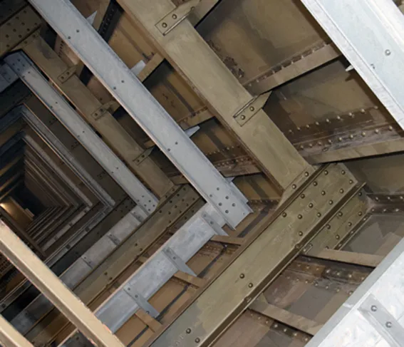 2014 wurde die Severinsbrücke mit feuerverzinkten U-Profilen verstärkt.