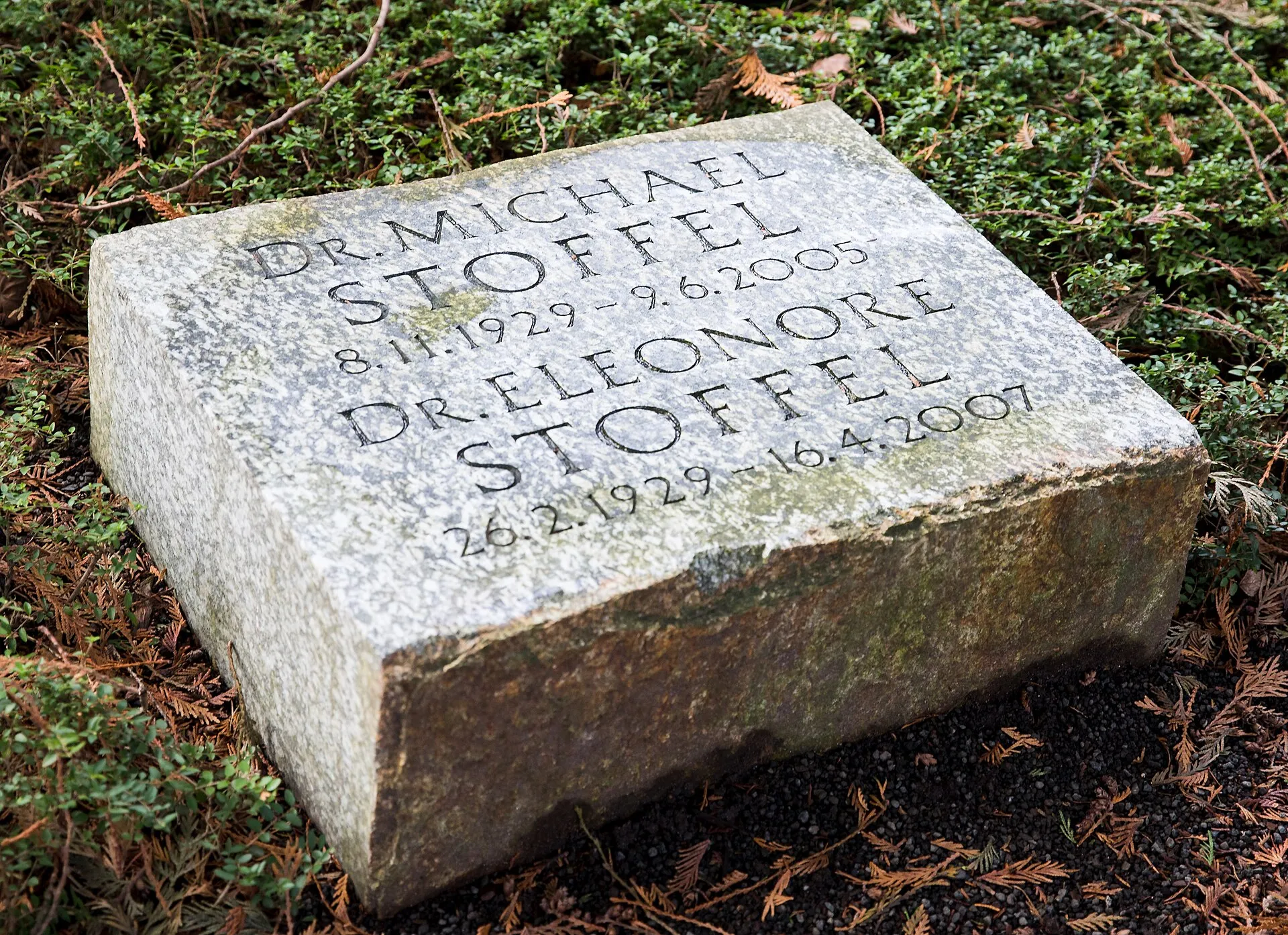 Grabstein von Michael und Eleonore Stoffel, Kölner Kunstsammlerpaar und Stifter der Sammlung Stoffel sowie des Kölner Skulpturenparks. Melaten-Friedhof , Lit. V
