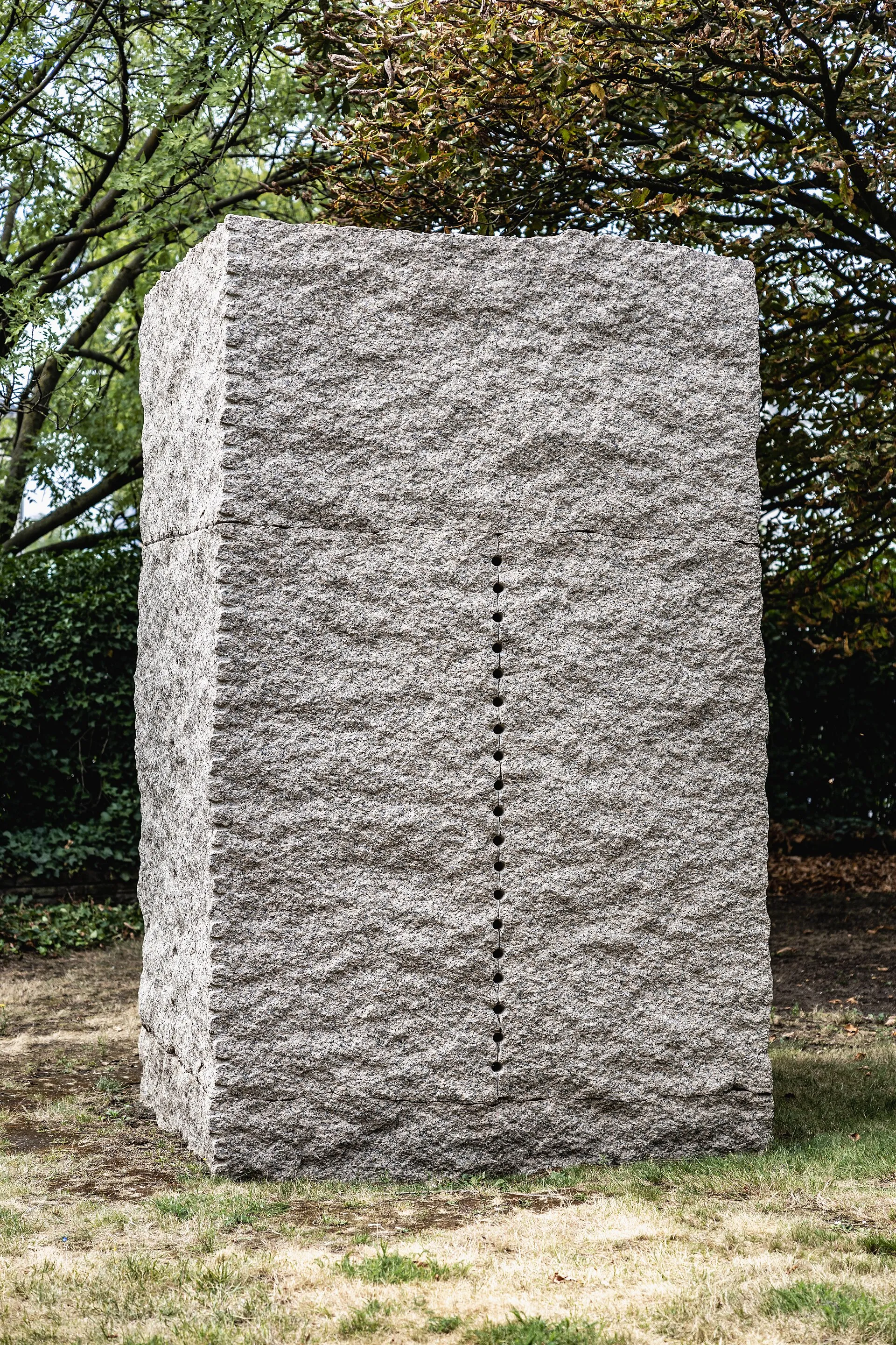 Ulrich Rückriem, Ohne Titel, 2001, Granit (Rosa Porriño), Skulpturenpark Köln. Dauerleihgabe Michael und Eleonore Stoffel Stiftung
