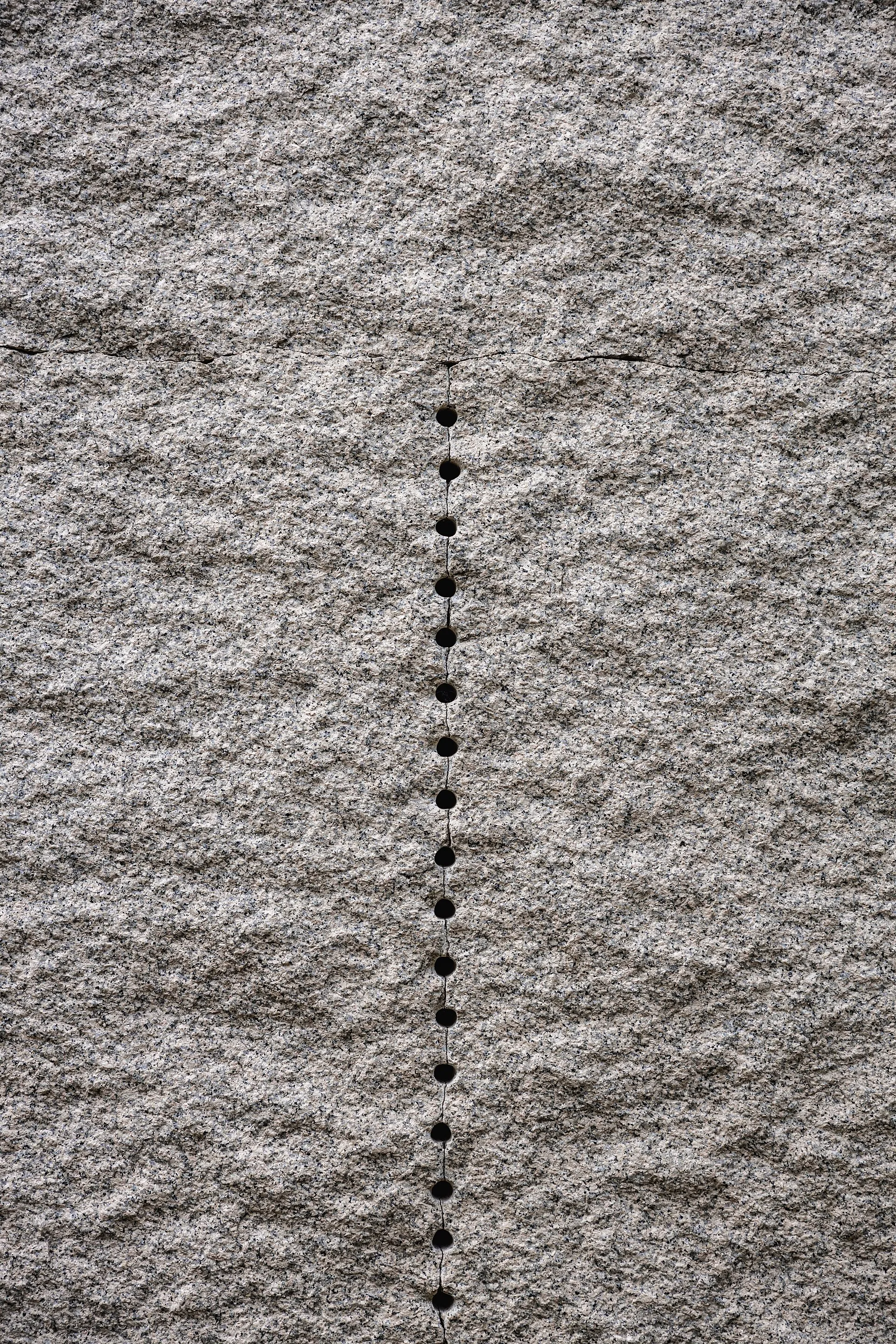 Ulrich Rückriem, Ohne Titel, 2001, Granit (Rosa Porriño), Skulpturenpark Köln. Dauerleihgabe Michael und Eleonore Stoffel Stiftung