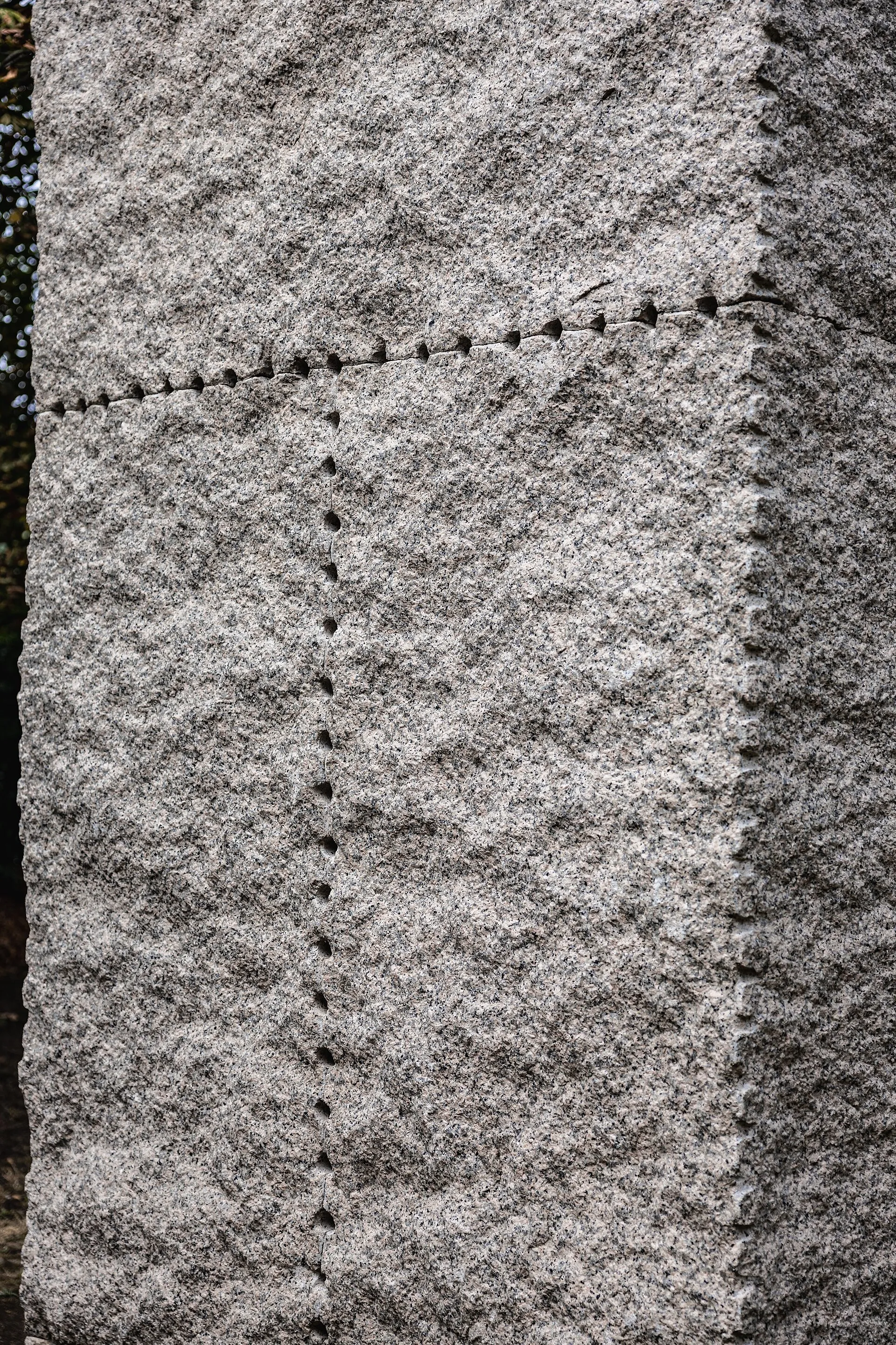 Ulrich Rückriem, Ohne Titel, 2001, Granit (Rosa Porriño), Skulpturenpark Köln. Dauerleihgabe Michael und Eleonore Stoffel Stiftung