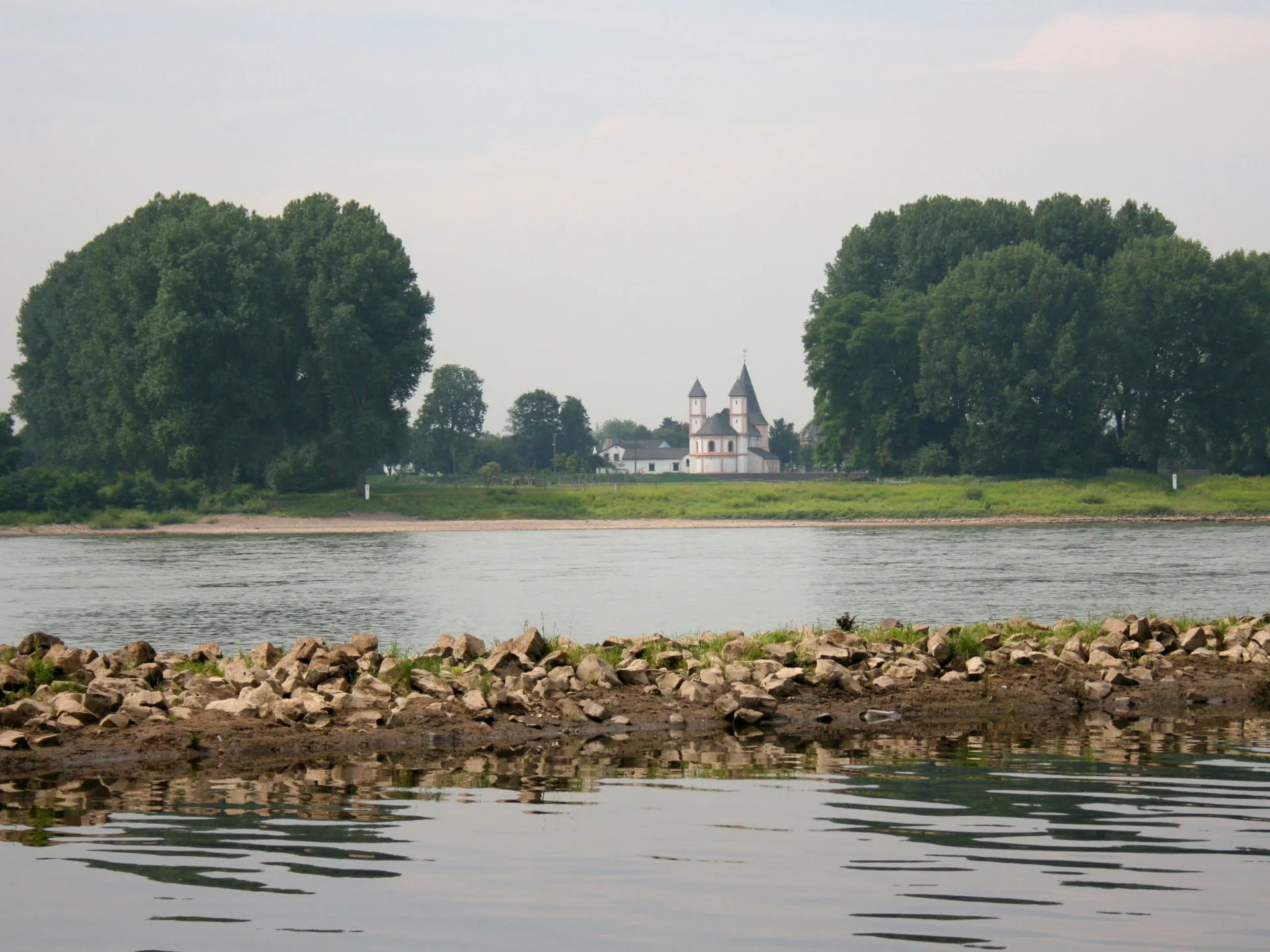 Wupperm ündung in den Rhein bei Leverkusen -Rheindorf. Im Vordergrund die Wupper, dann der Rhein, im Hintergrund und auf der anderen Rheinseite Sankt Amandus in