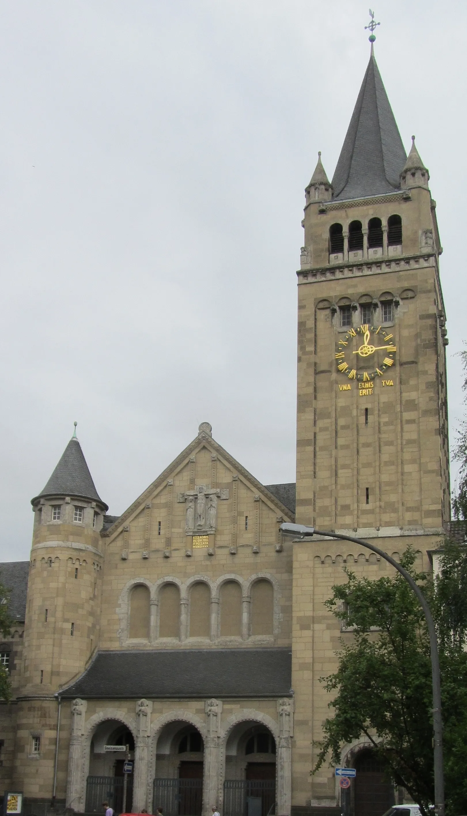 Kirche St. Bonifatius und Pfarrhaus, Gneisenaustr. 5