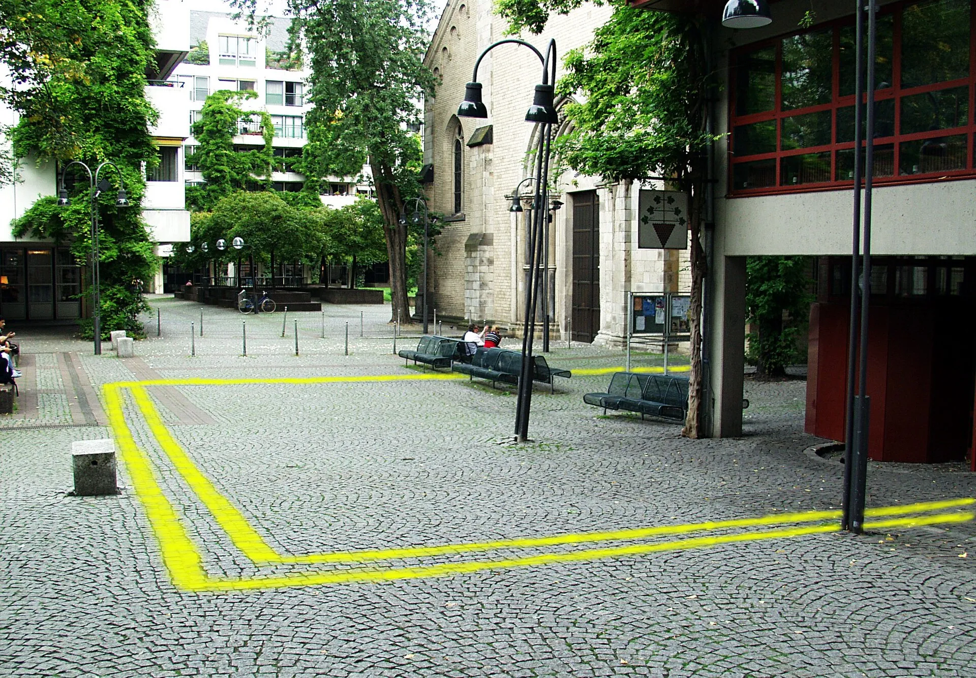 Groß St. Martin , Cologne - west porch, outlines of the former church St. Brigiden digitally highlighted