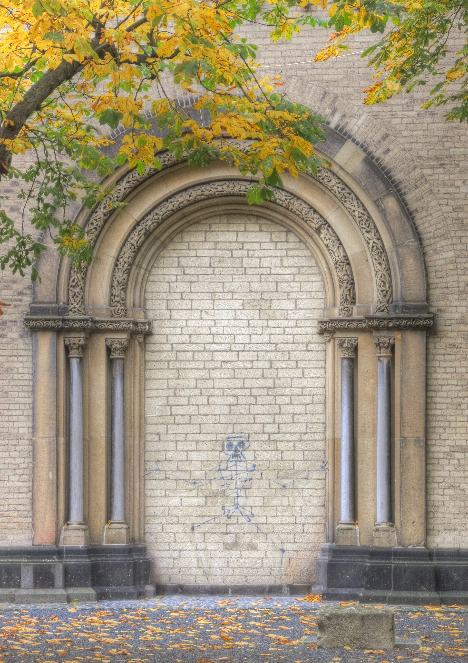 Graffiti „Kölner Totentanz - Memento mori“ von Harald Naegeli an St. Cäcilien, Köln