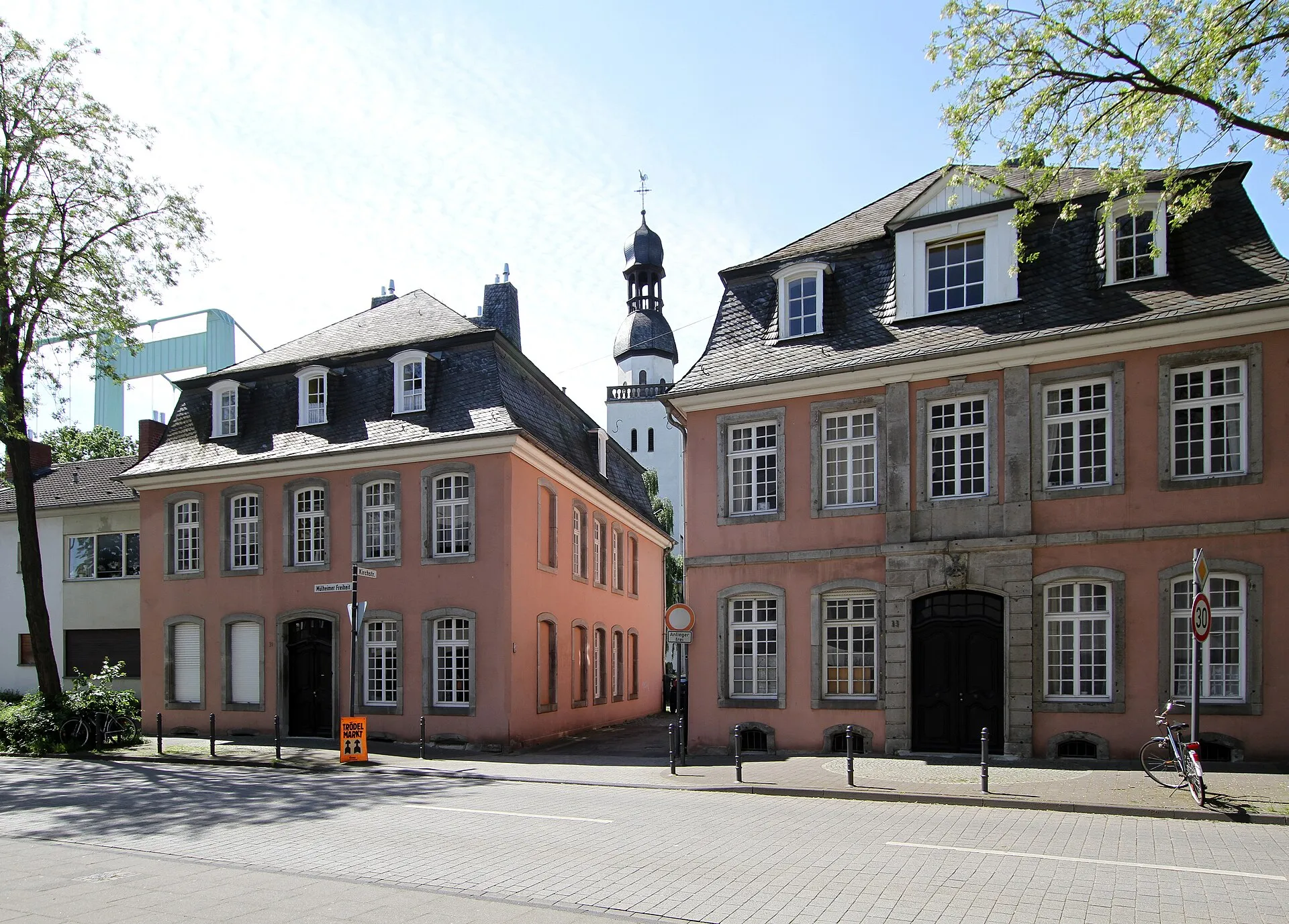 Die Kirchstraße, flankiert vom ehemaligen Pfarrgebäude und dem früheren „Haus zum goldenen Pelikan“