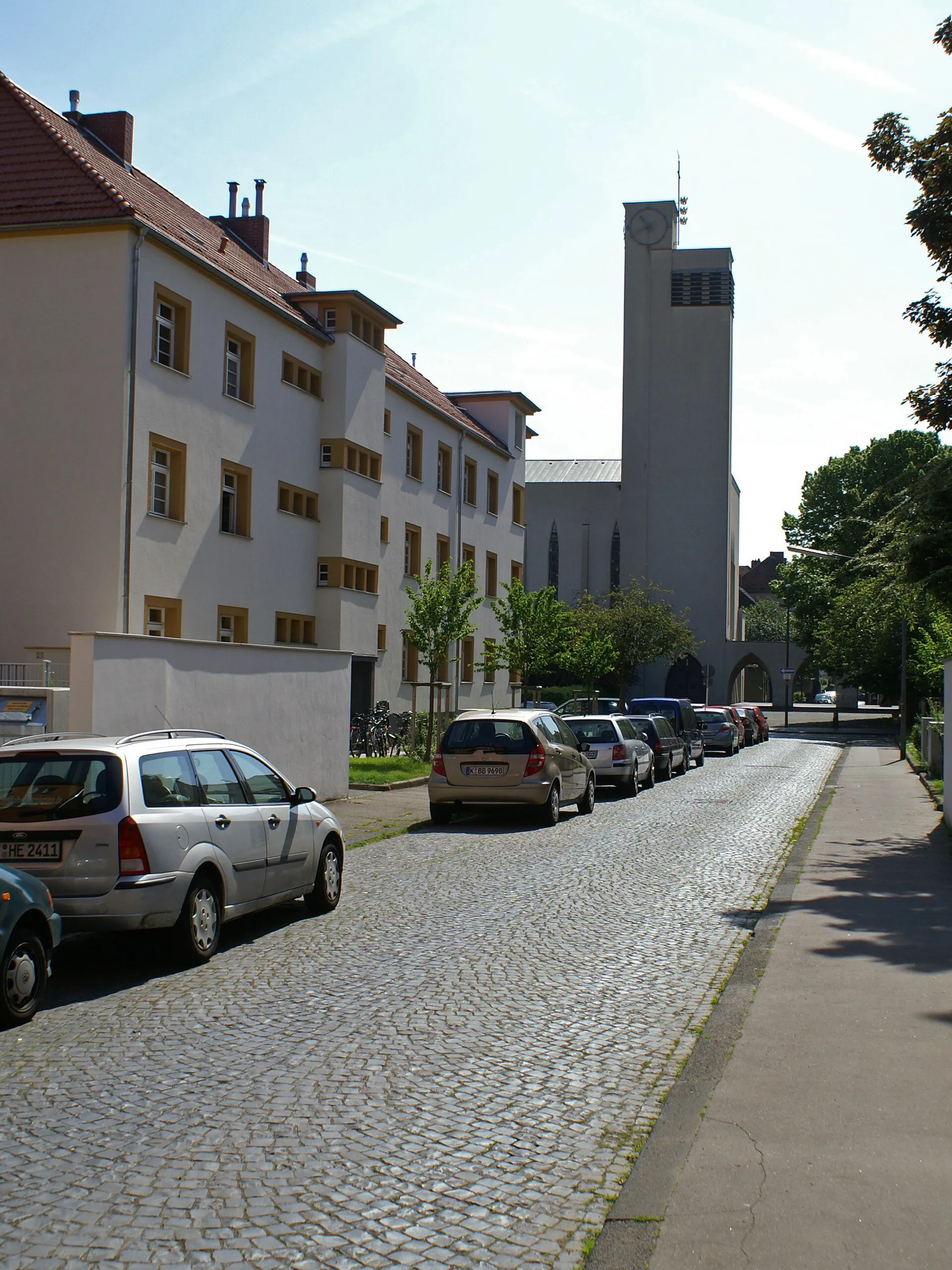 Blick vom Schlehdornweg auf die Kirche St. Dreikönigen in Köln-Bickendorf