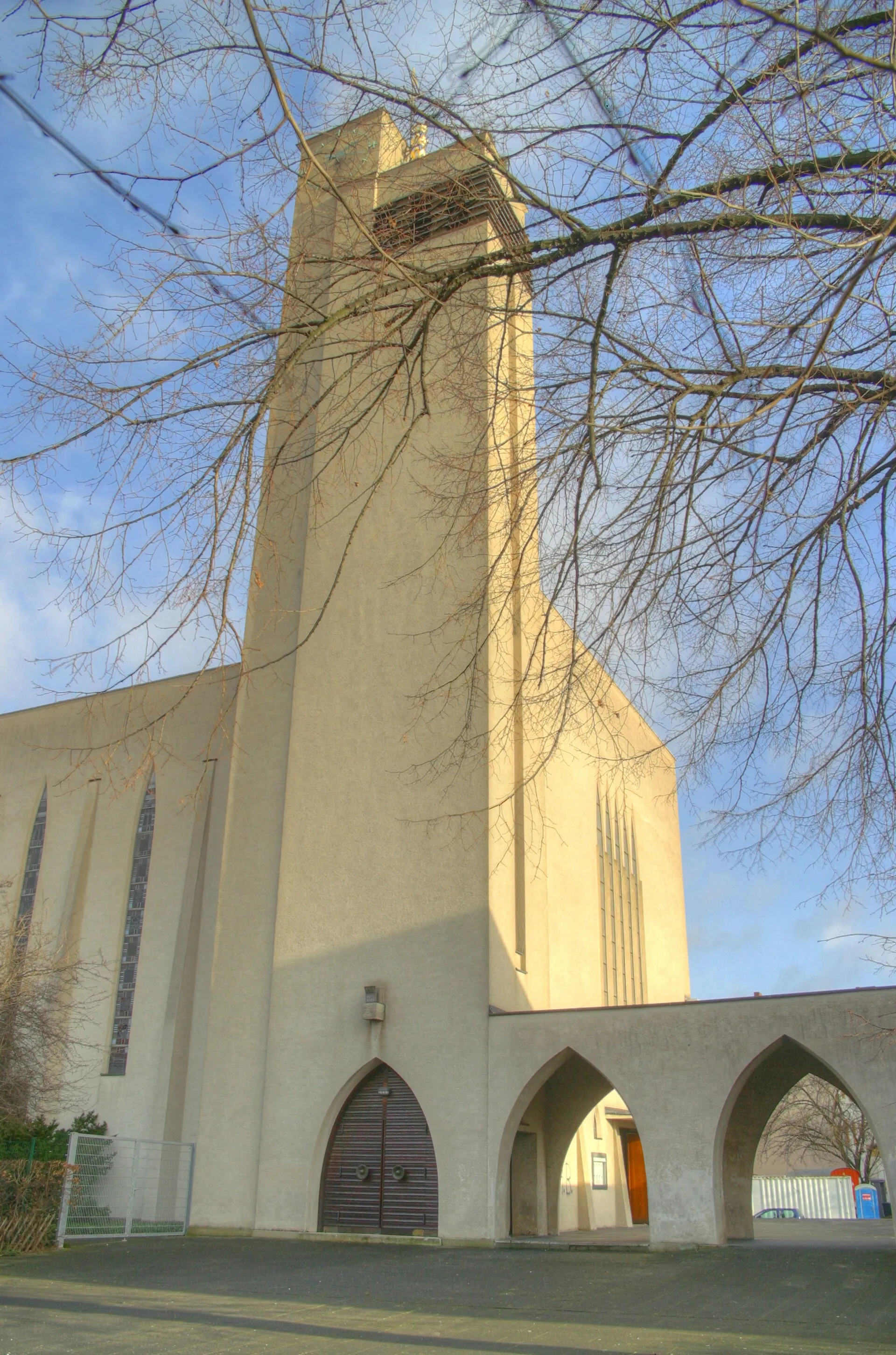 Kirche St. Dreikönige Platanenweg 8, Köln Bickendorf Ansicht vom Weißdornweg