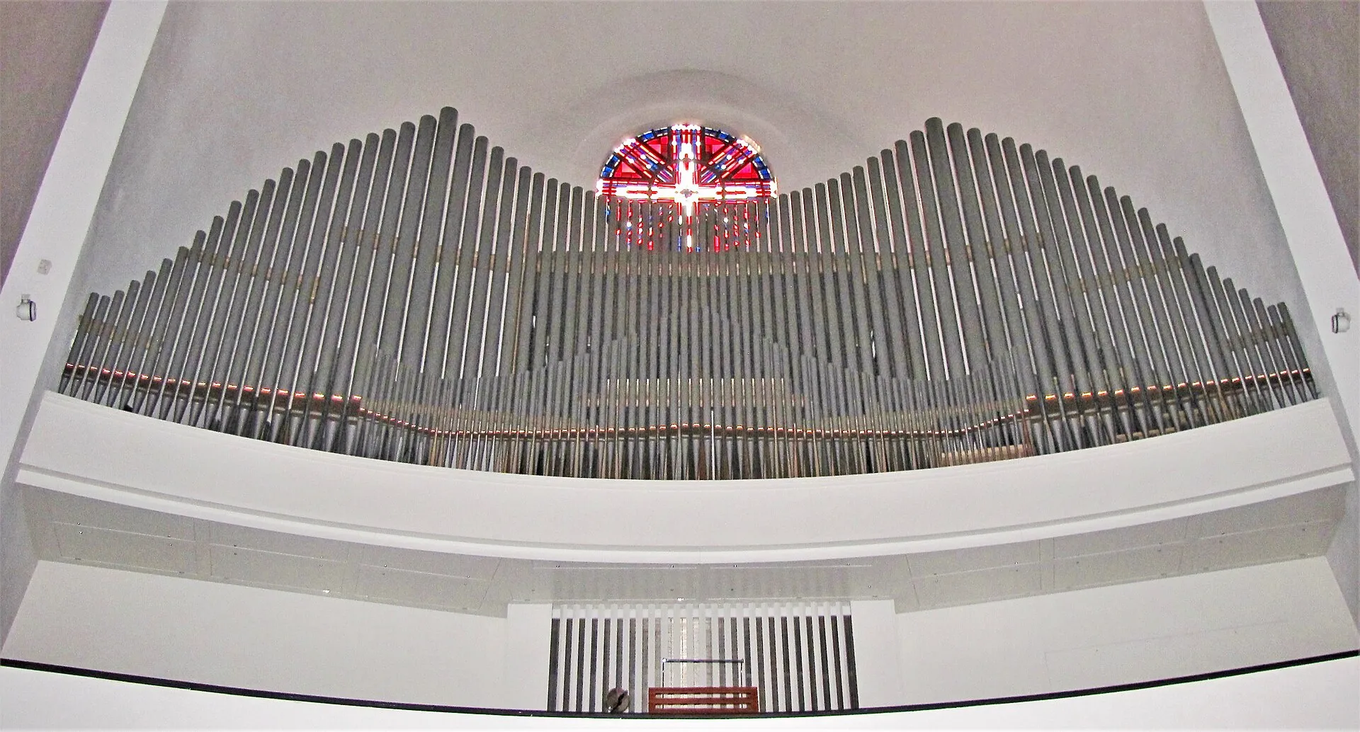 St. Engelbert (Köln-Riehl): Orgel, ursprünglich von Walcker 1908 für die Musikhalle Hamburg errichtet, 1954 stark verändert in St. Engelbert aufgestellt. 2008 r