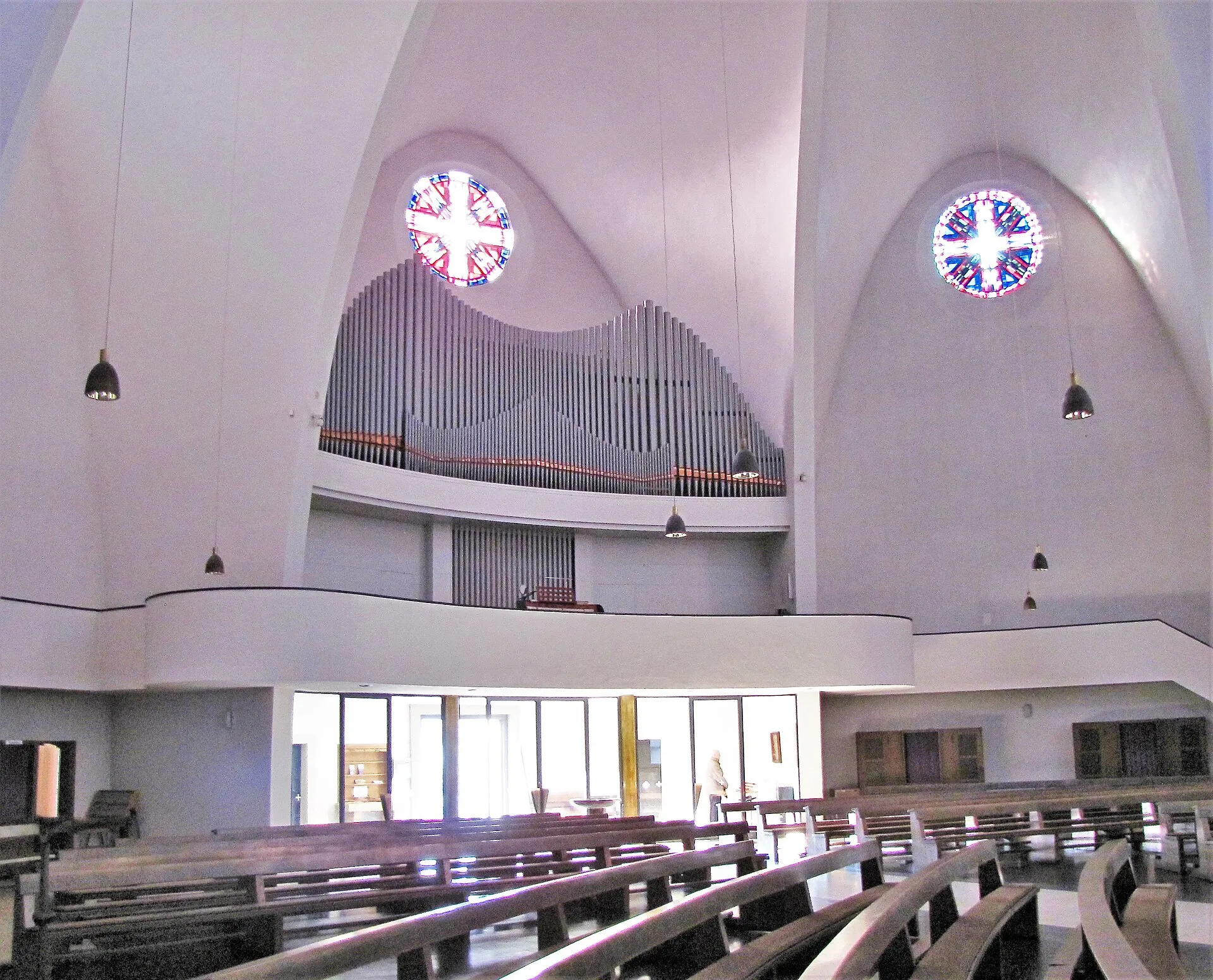 St. Engelbert (Köln-Riehl): Orgelempore mit geschwungenen Treppen- und Brüstungsläufen