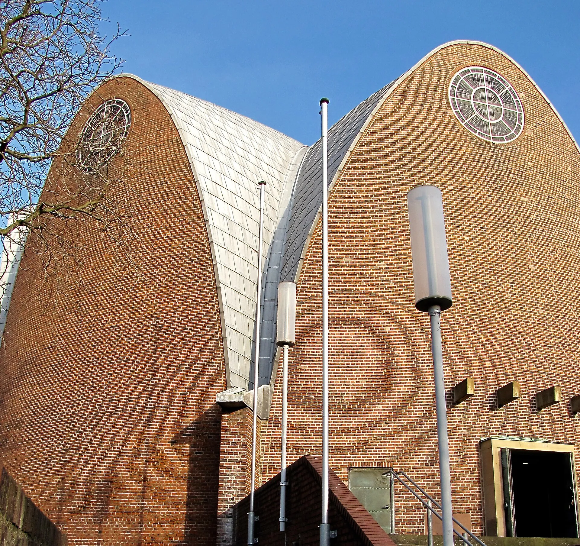 St. Engelbert (Köln-Riehl): Tief gefaltetes Dach zwischen parabelförmigen Schildwänden. Architekt: Dominikus Böhm (1930-1932). Bleideckung erst 1975 realisiert.