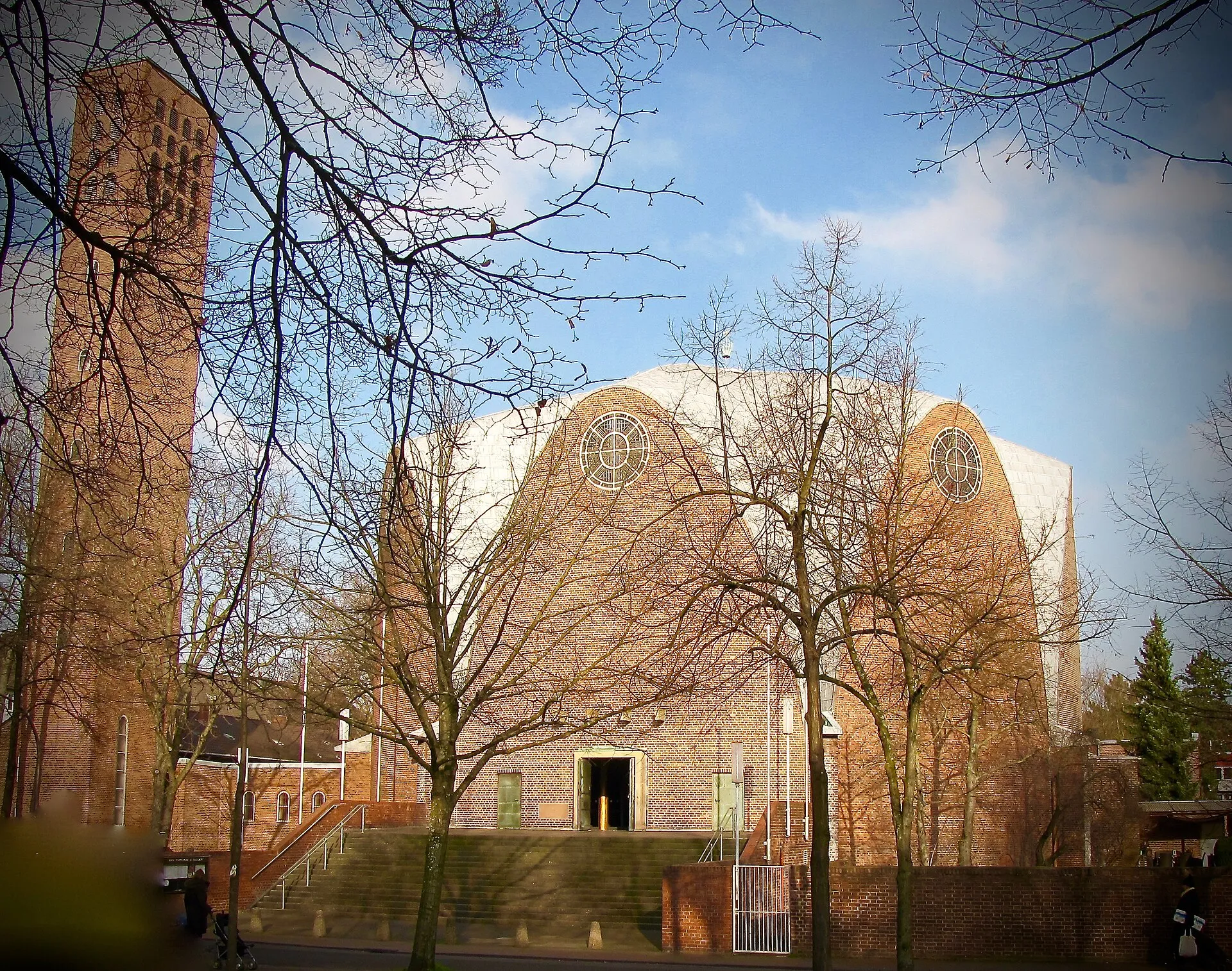 St. Engelbert (Köln-Riehl): Der Zentralbau steht auf einem Sockel mit vorgelagertem Treppenaufgang. Campanile freistehend. Architekt: Dominikus Böhm 1930-1932