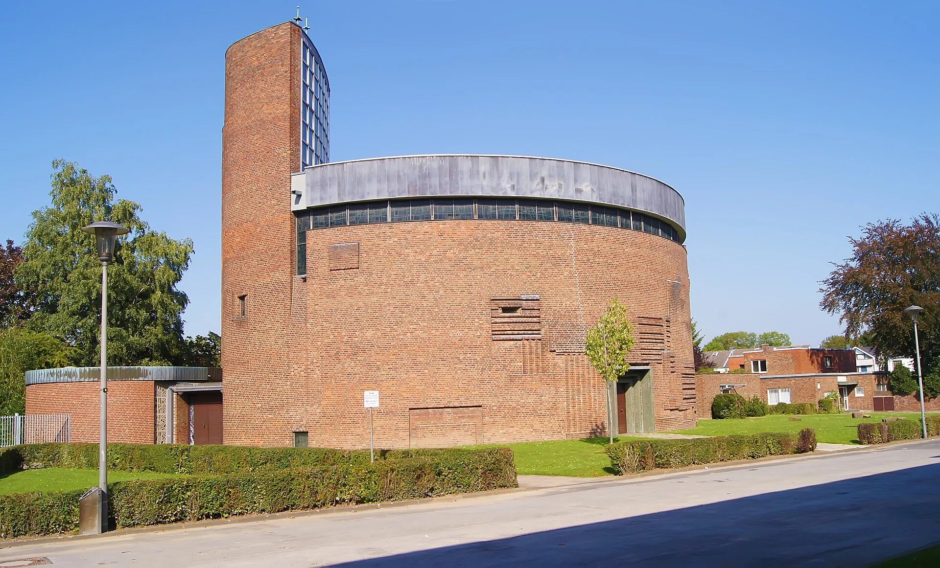 This is a photograph of an architectural monument. It is on the list of cultural monuments of Köln, no. 8604.