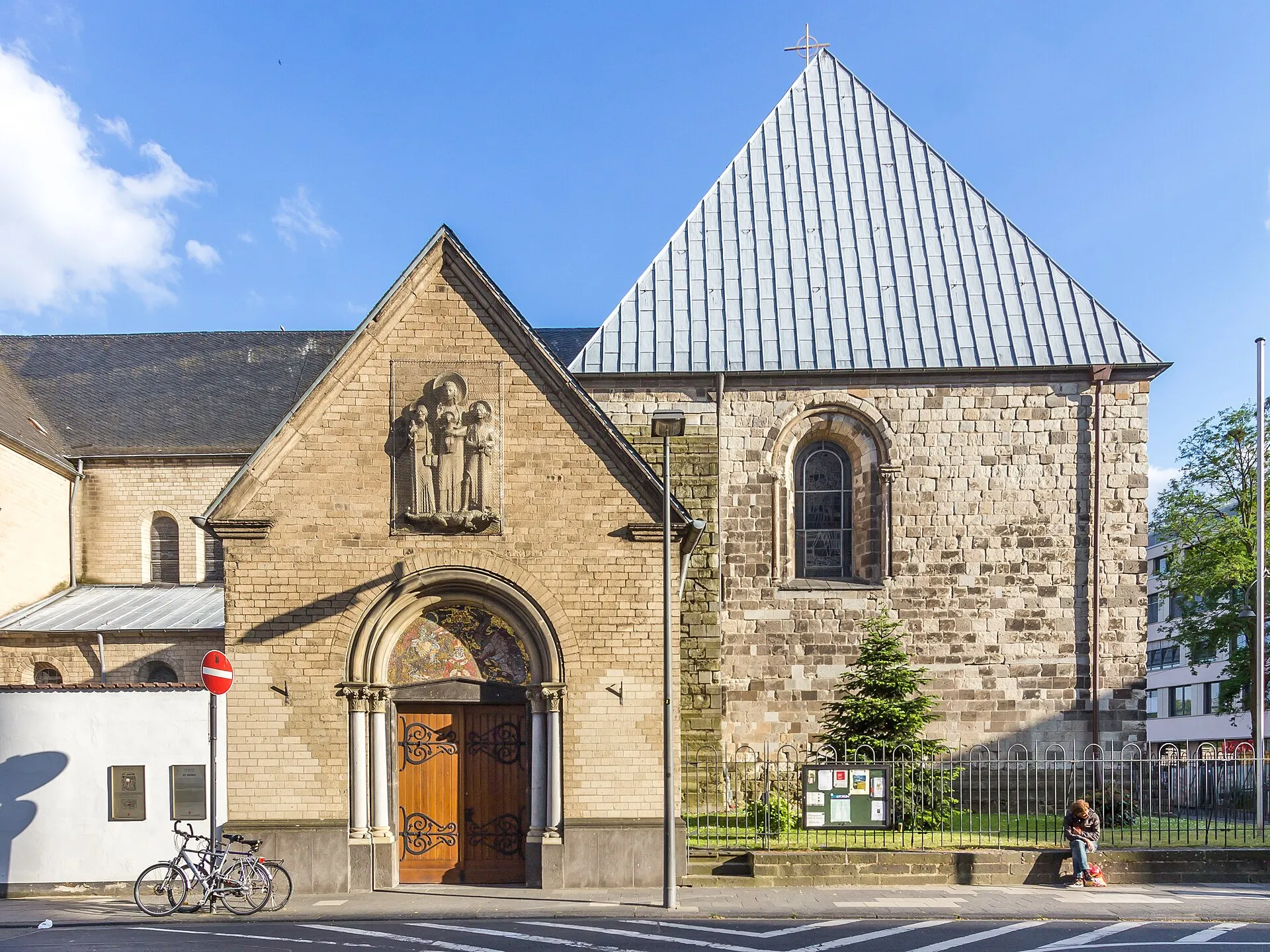 Vorhalle und Nordfassade St. Georg, Köln, Deutschland